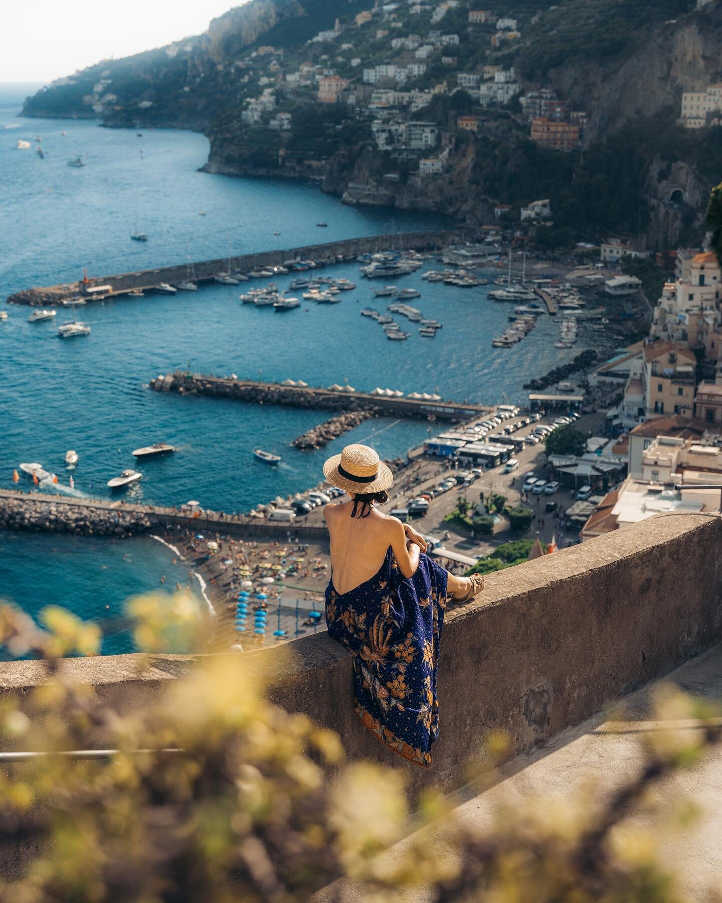 🇬🇧 What is the phenomenon of the Amalfi Coast? We&rsquo;ll try to summarize it in a nutshell: first of all, the entire coast, towns, views are simply beautiful and pleasing. Secondly, the whole area is really interesting, there&rsquo;s a lot to do 