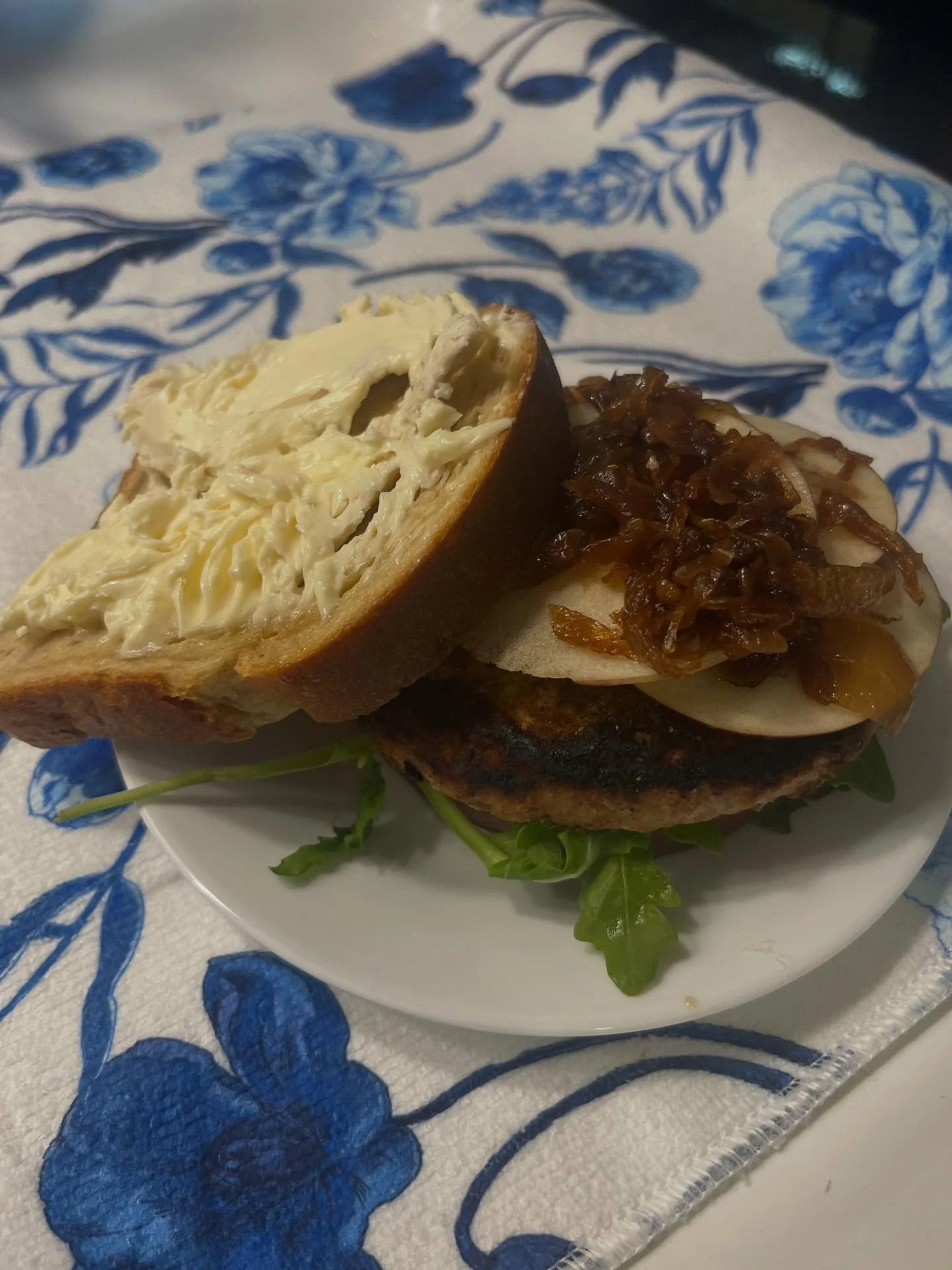 When you don&rsquo;t meal prep for the week you gotta get creative, so dinner tonight is a turkey burger with arugula, apples, caramelized onions, and Brie. Don&rsquo;t be judging my non-bun bread either, it&rsquo;s my new fav (wish this was sponsore