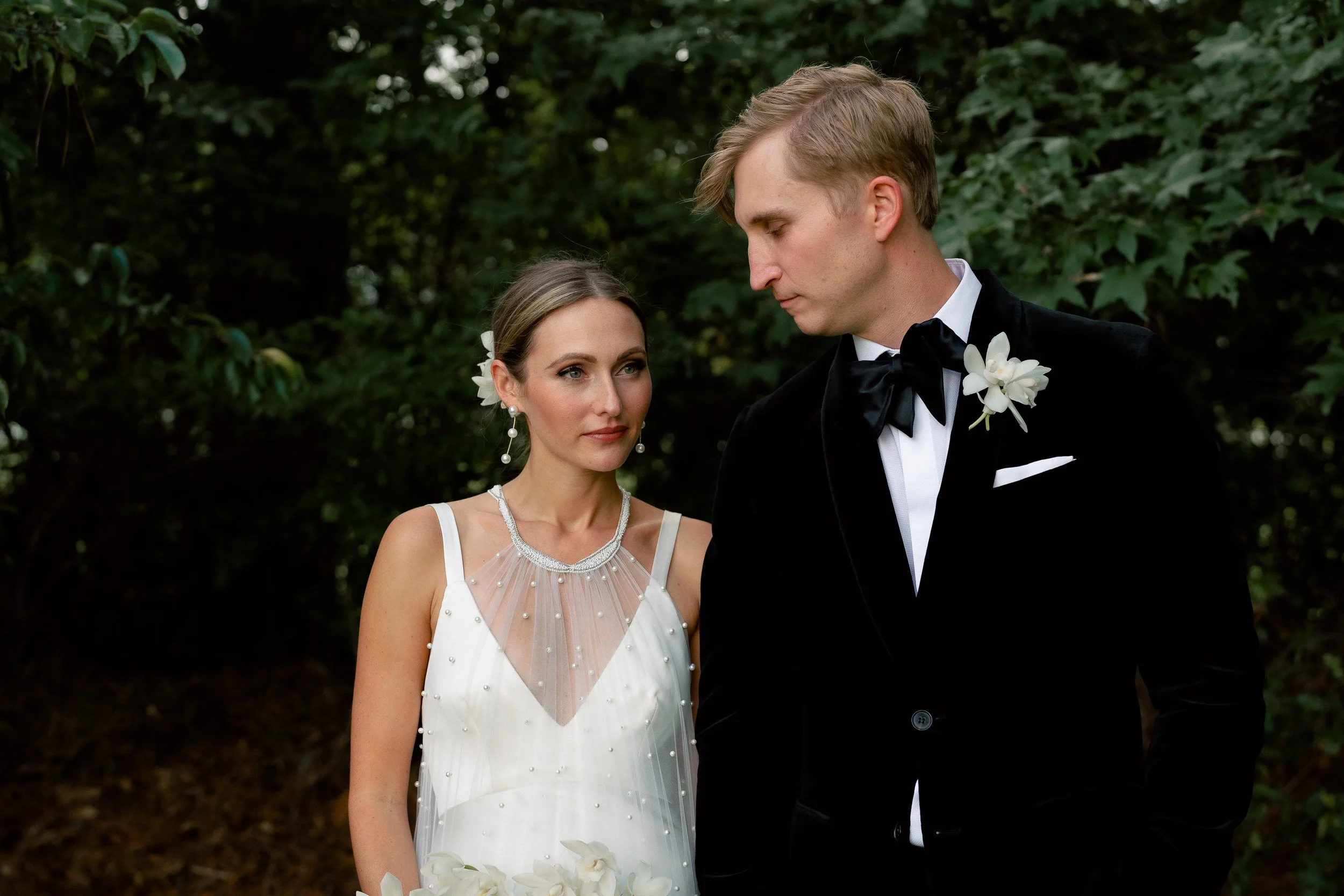 Morgan &amp; Zach | Black and White Tropical Wedding on the James River | Virginia Wedding Photographer