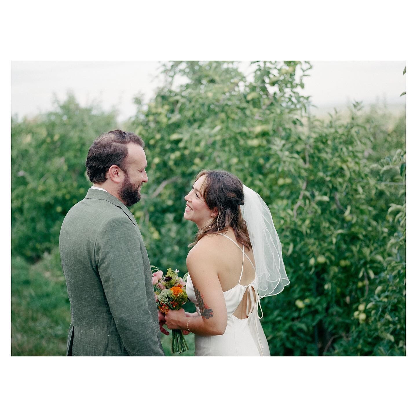 A few sweet frames from Chelsea and Brandon&rsquo;s August wedding full of color, laughs, and amazing cocktails 🍹