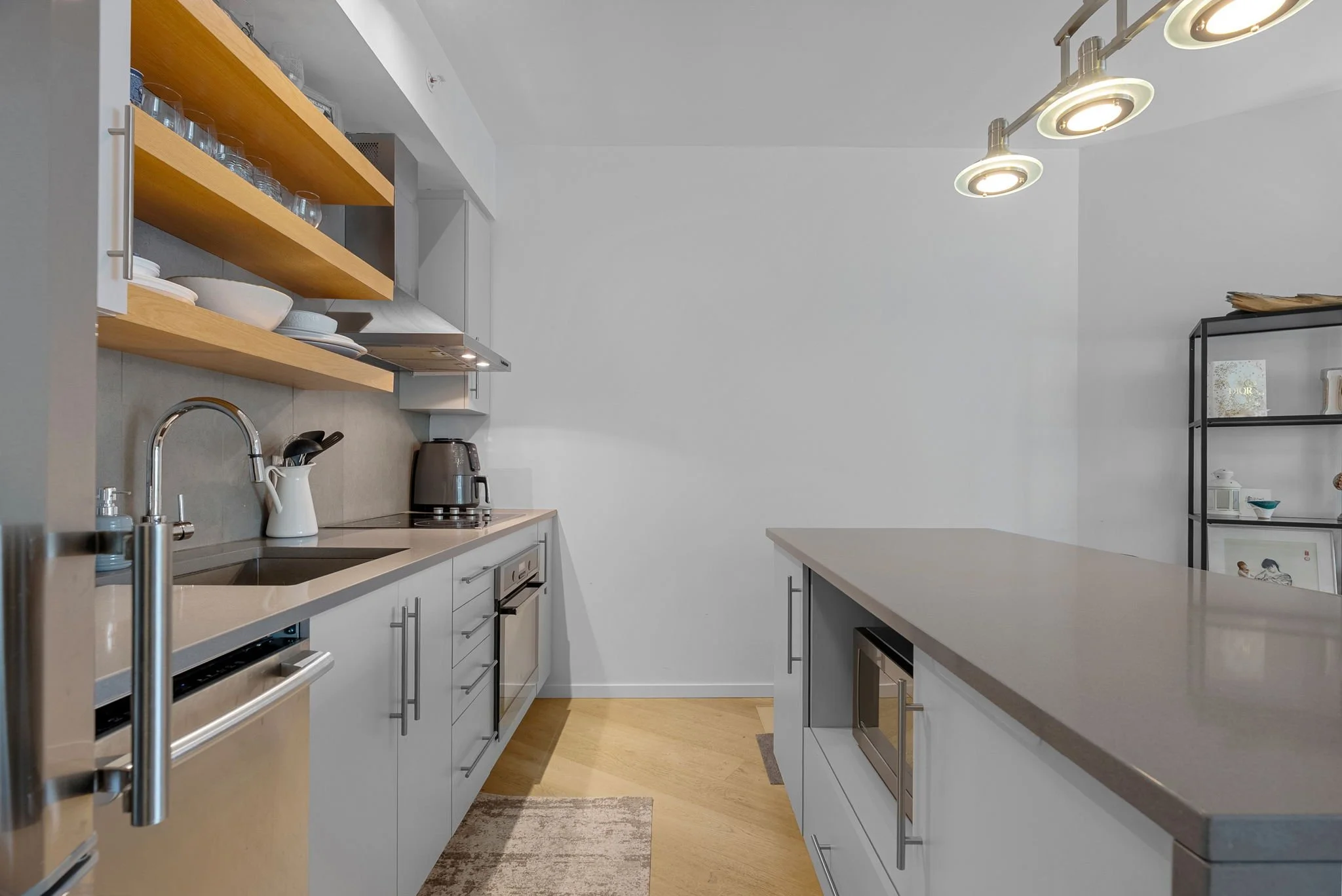 12-web-or-mls-1000-wellington-st-209.jpg