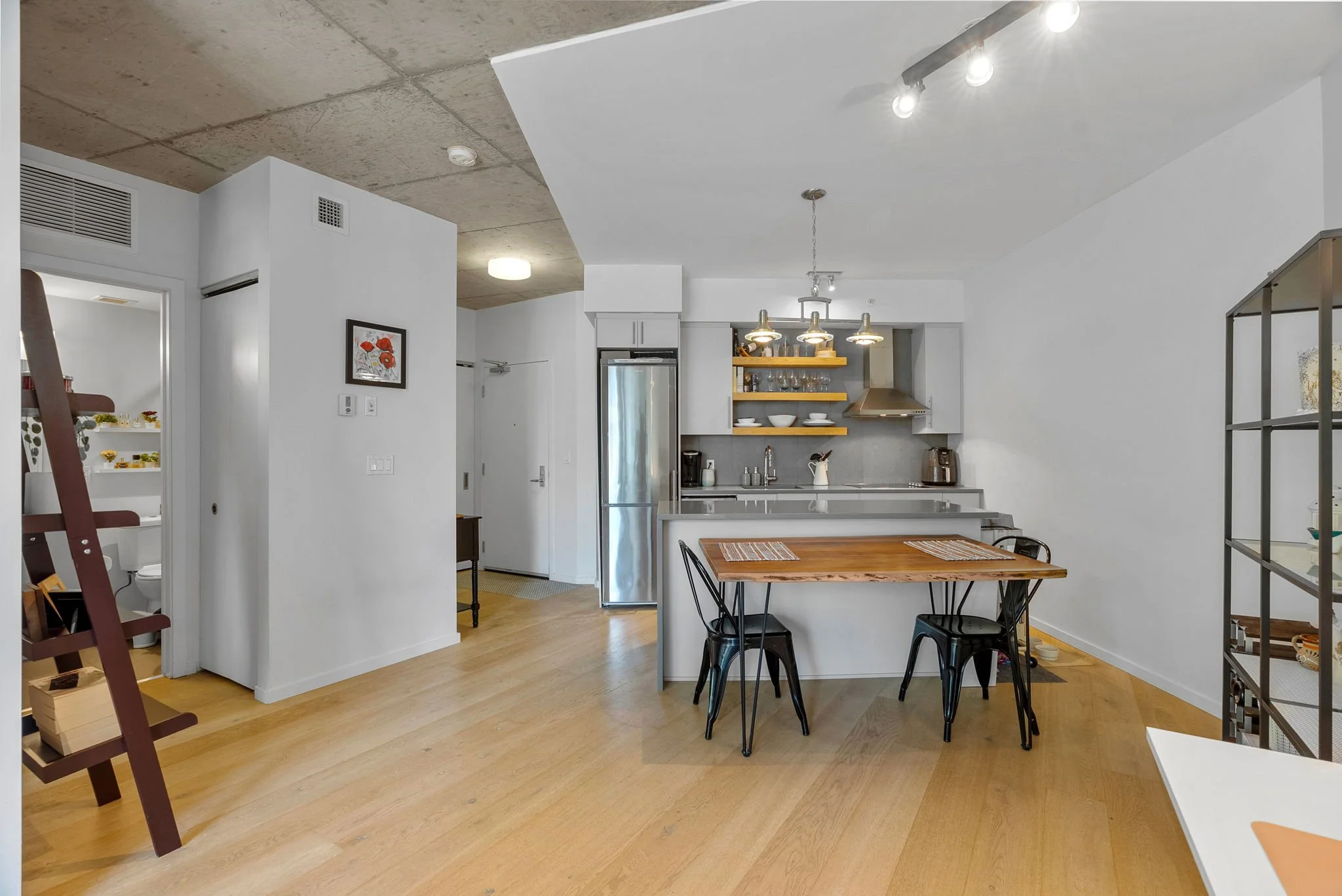 18-web-or-mls-1000-wellington-st-209.jpg