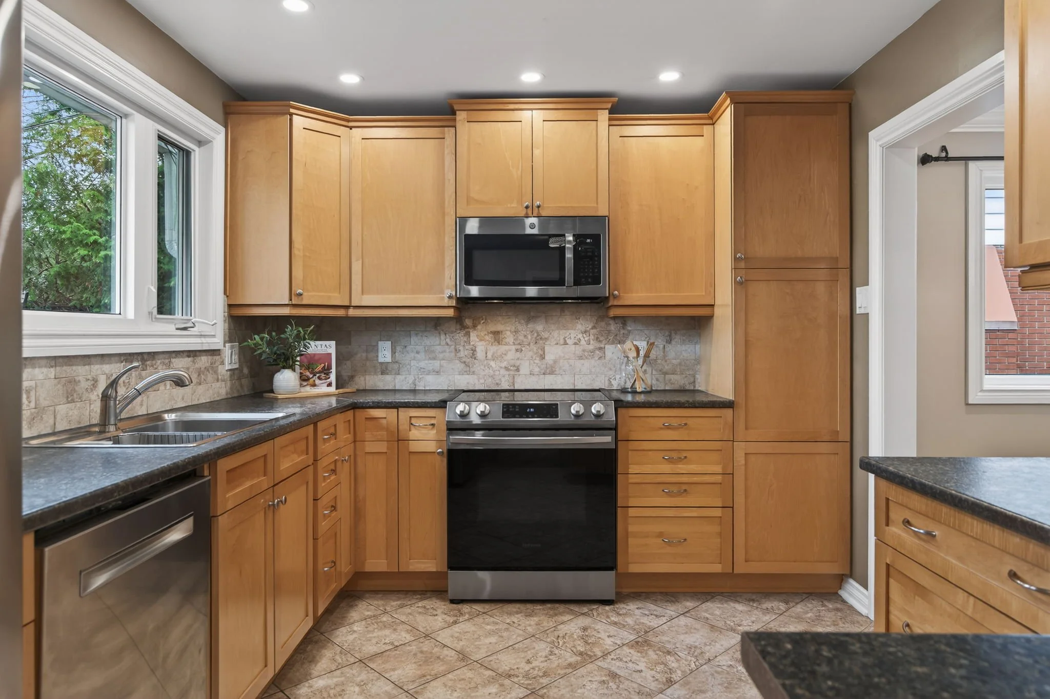 21-web-or-mls-1774-playfair-dr.jpg
