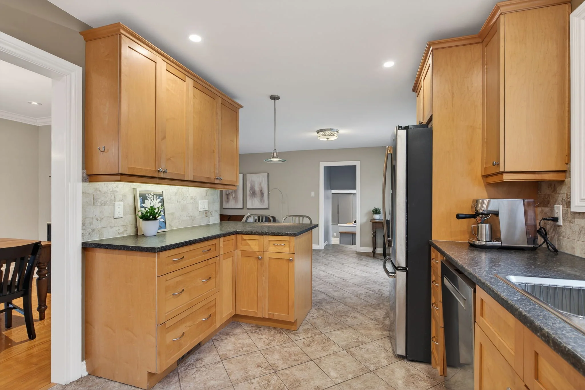 23-web-or-mls-1774-playfair-dr.jpg