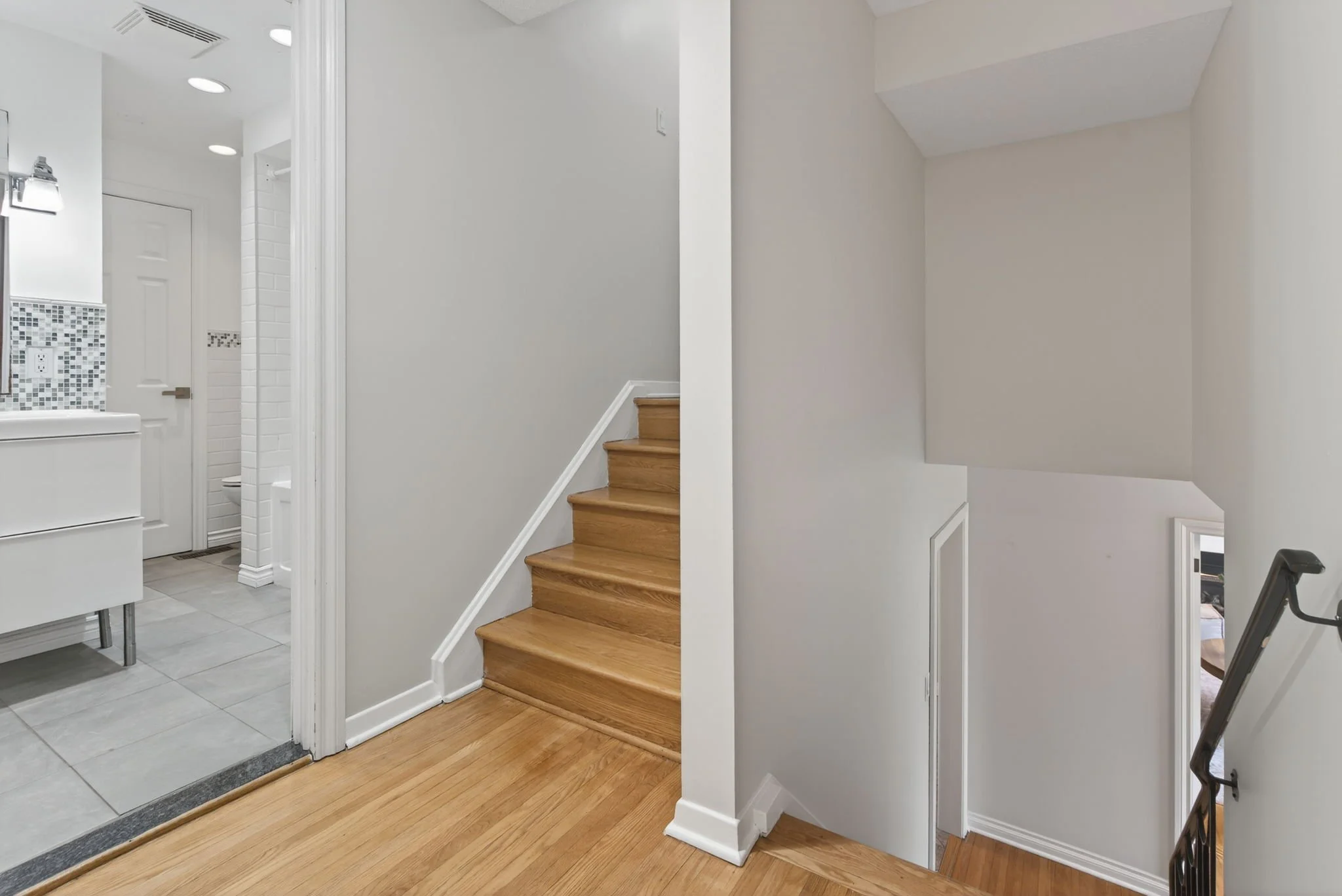 25-web-or-mls-1774-playfair-dr.jpg