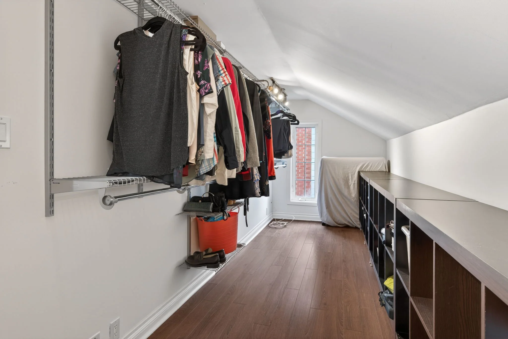 41-web-or-mls-1774-playfair-dr.jpg