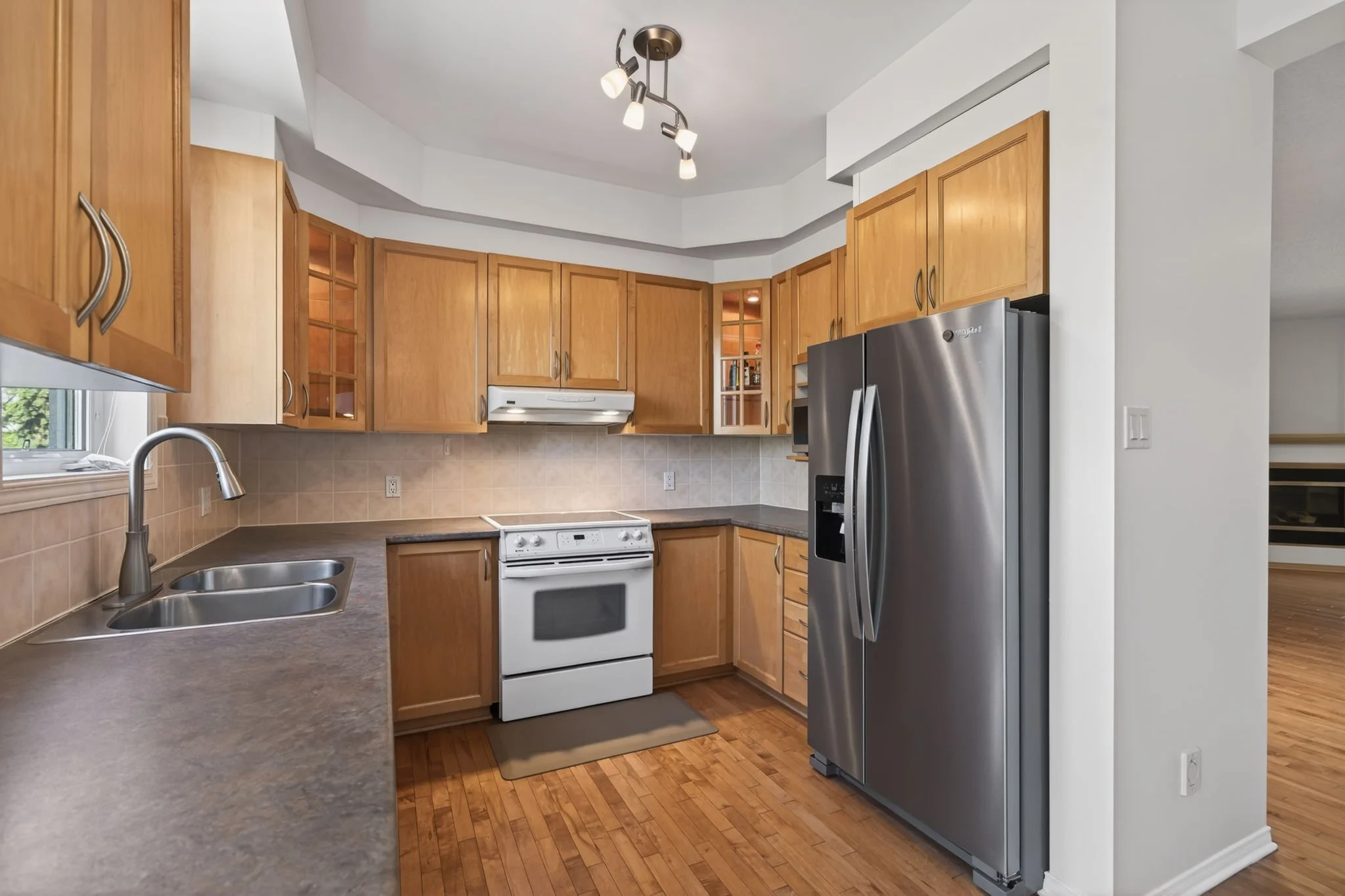 19-web-or-mls-27-briarway-private.jpg