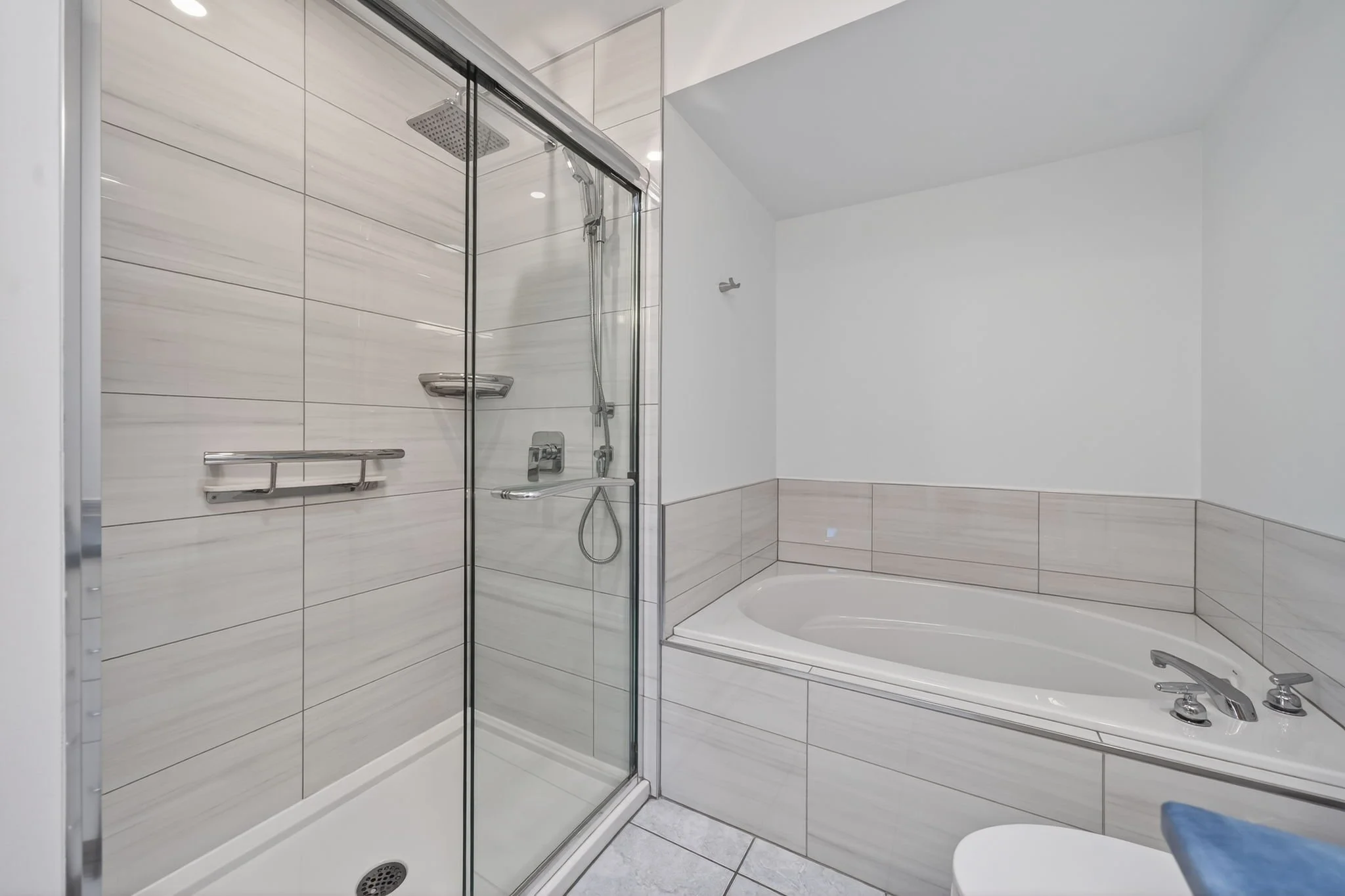 28-web-or-mls-27-briarway-private.jpg
