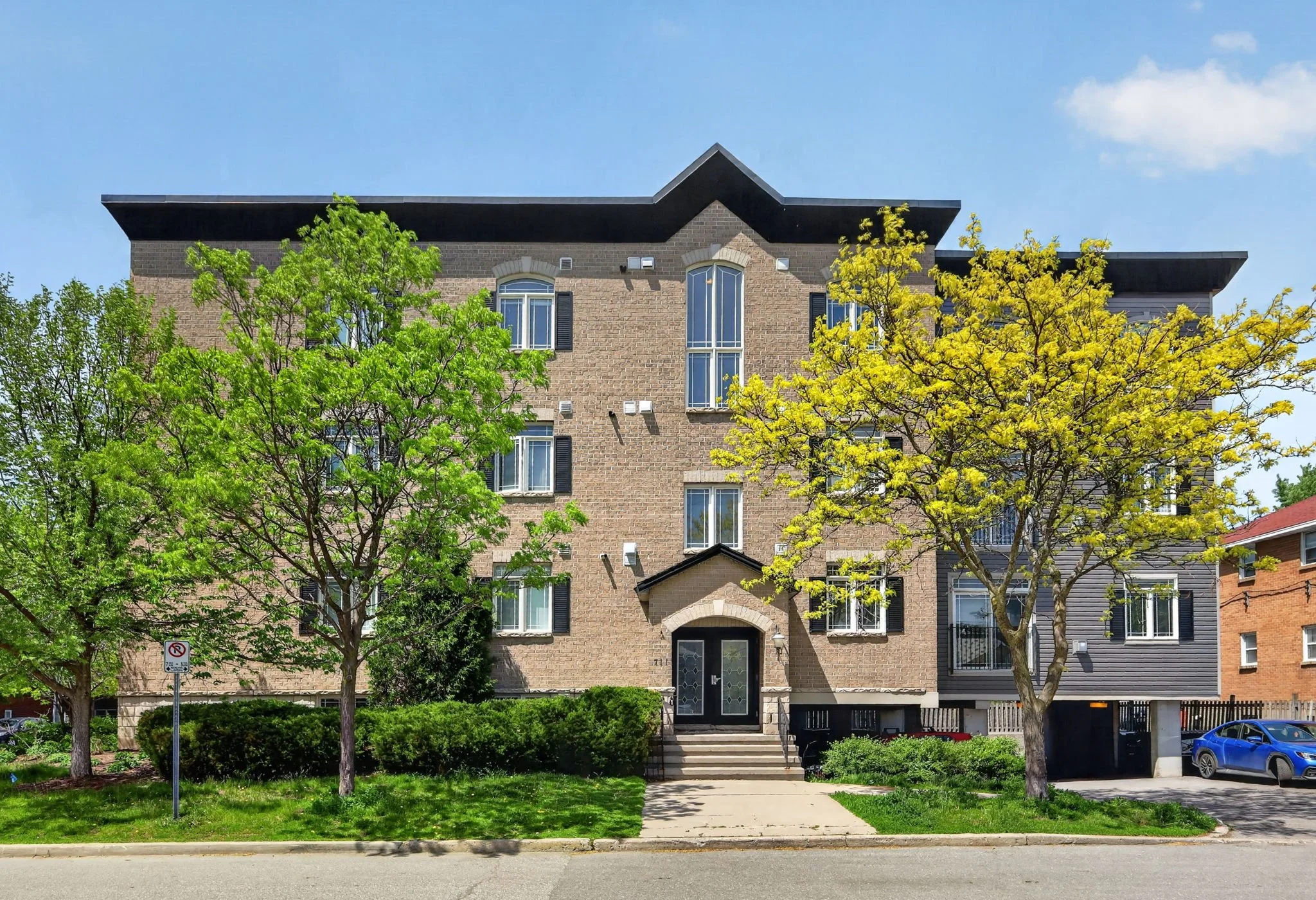 1-web-or-mls-711-churchill-ave-n-401.jpg
