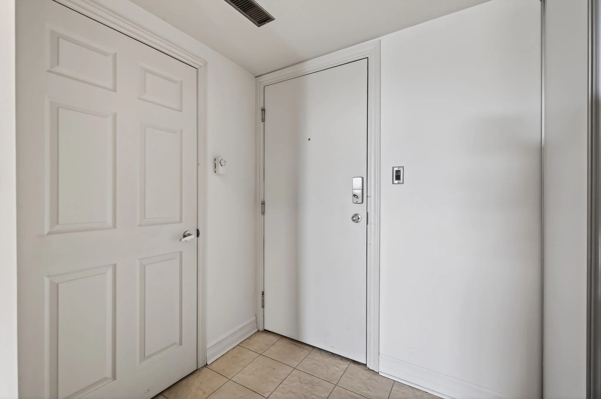 4-web-or-mls-711-churchill-ave-n-401.jpg