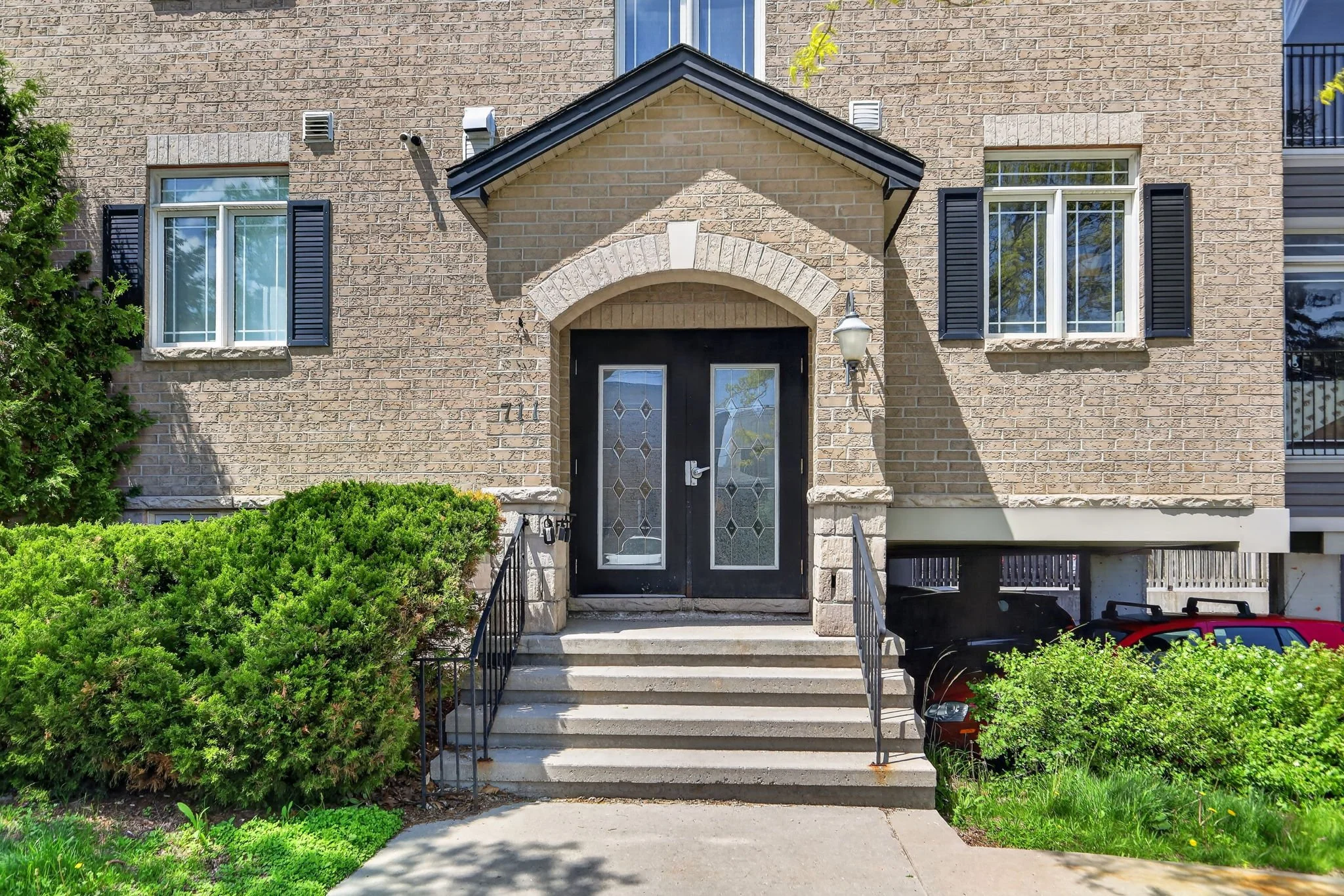 3-web-or-mls-711-churchill-ave-n-401.jpg