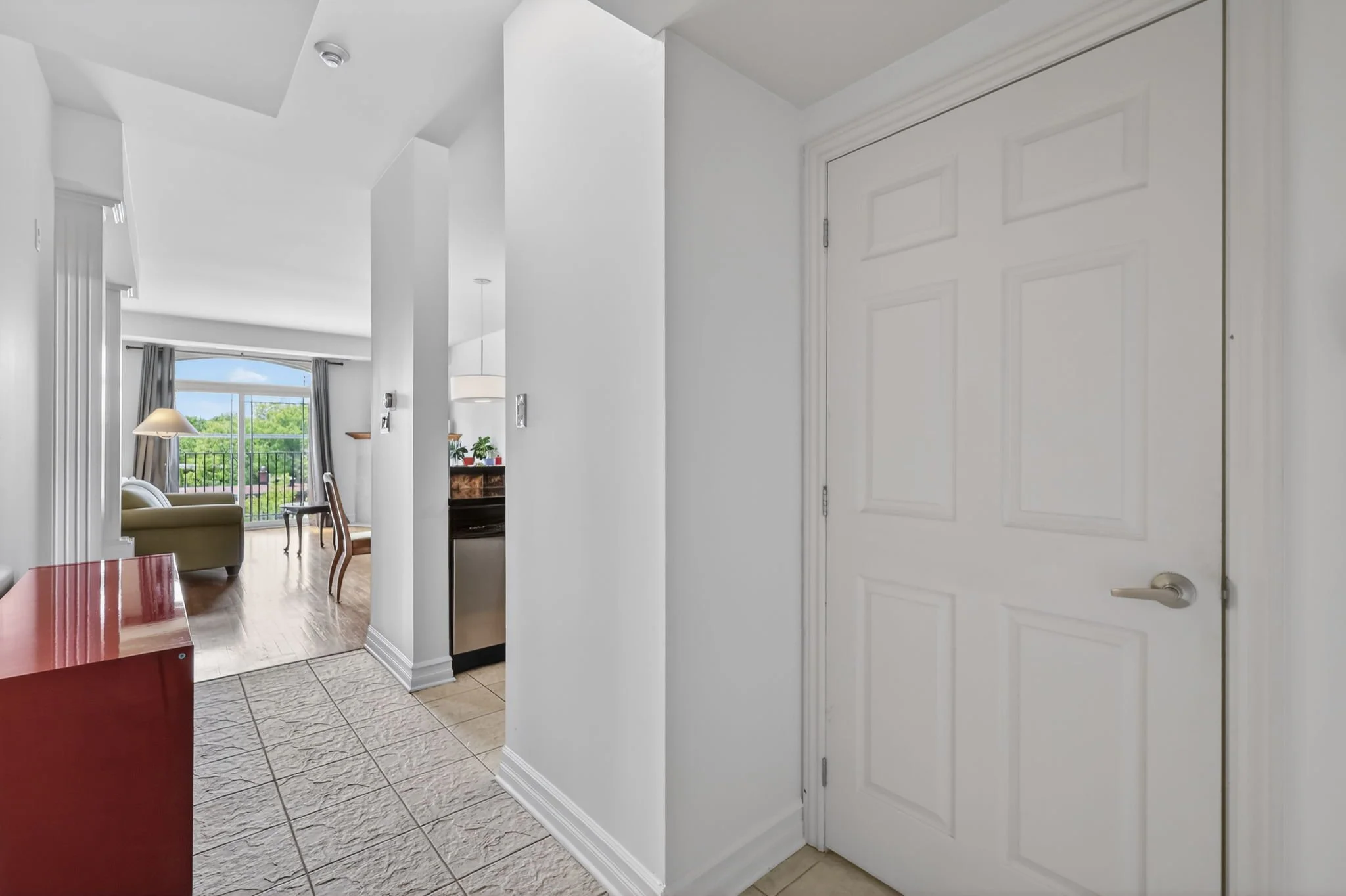 5-web-or-mls-711-churchill-ave-n-401.jpg
