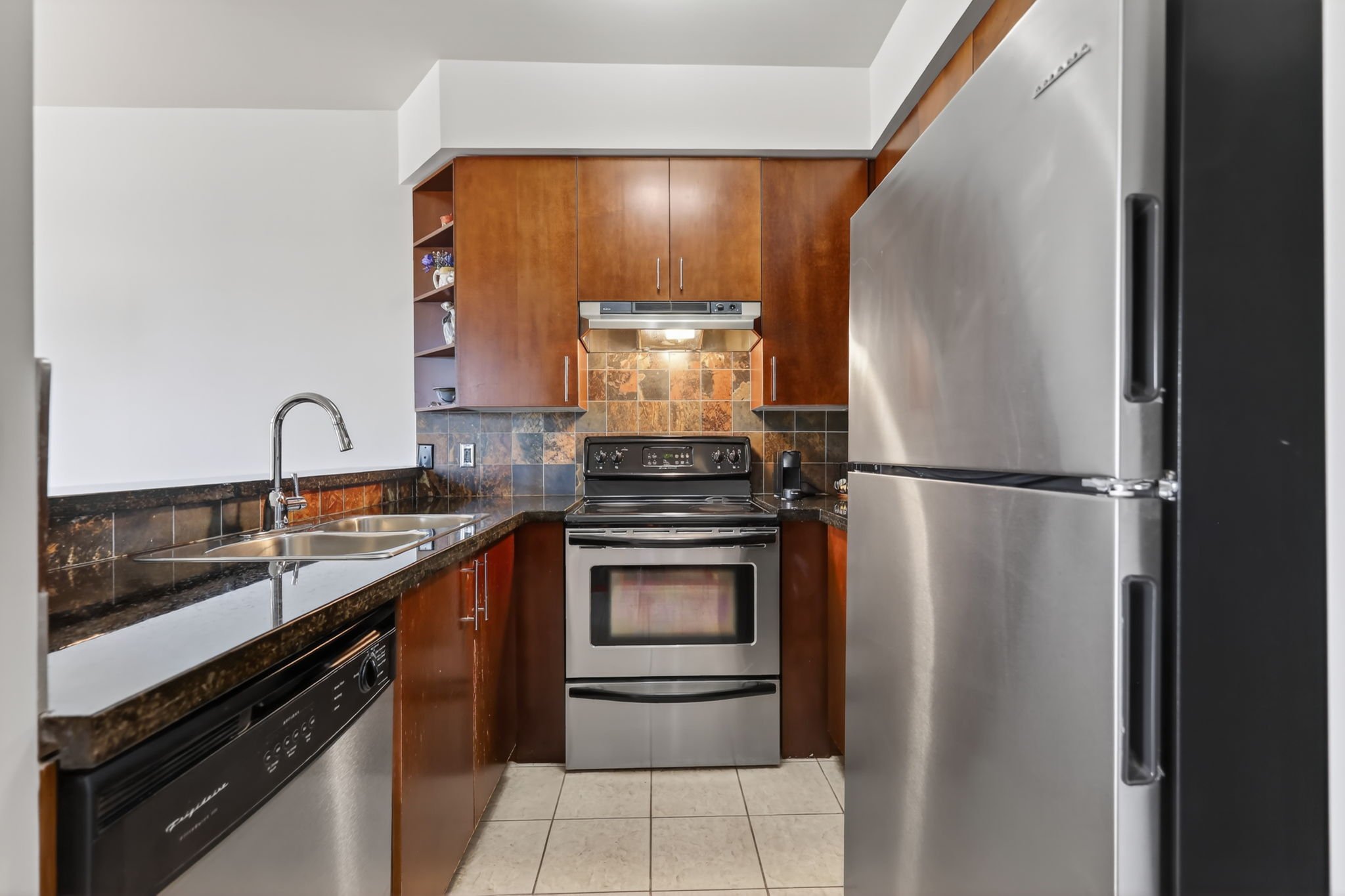 6-web-or-mls-711-churchill-ave-n-401.jpg
