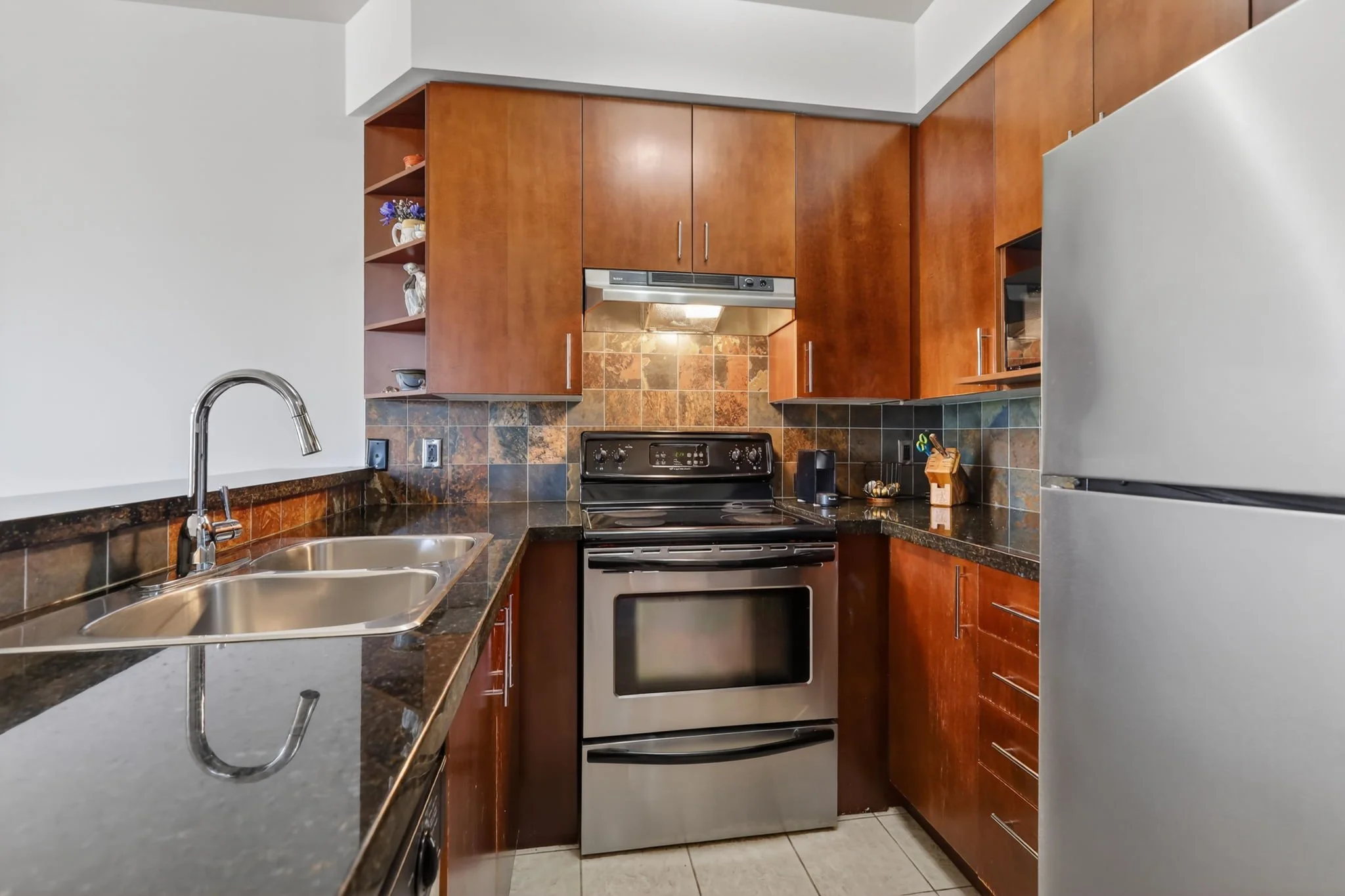 7-web-or-mls-711-churchill-ave-n-401.jpg