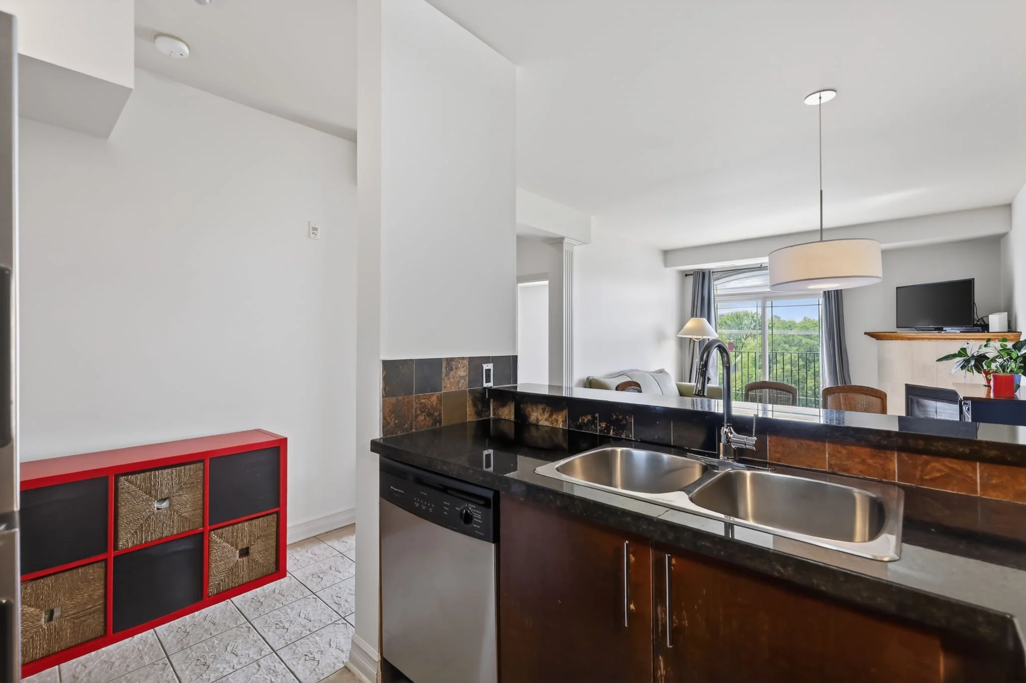 8-web-or-mls-711-churchill-ave-n-401.jpg