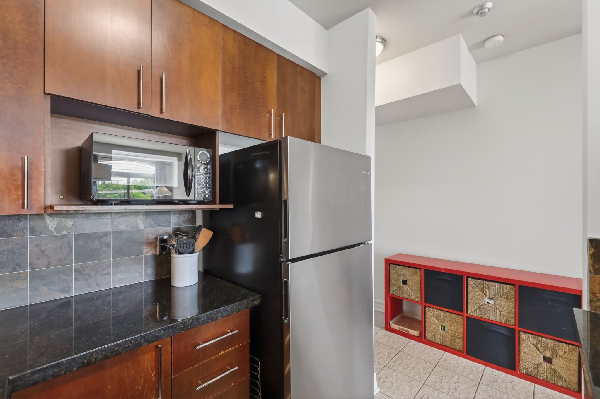 9-web-or-mls-711-churchill-ave-n-401.jpg