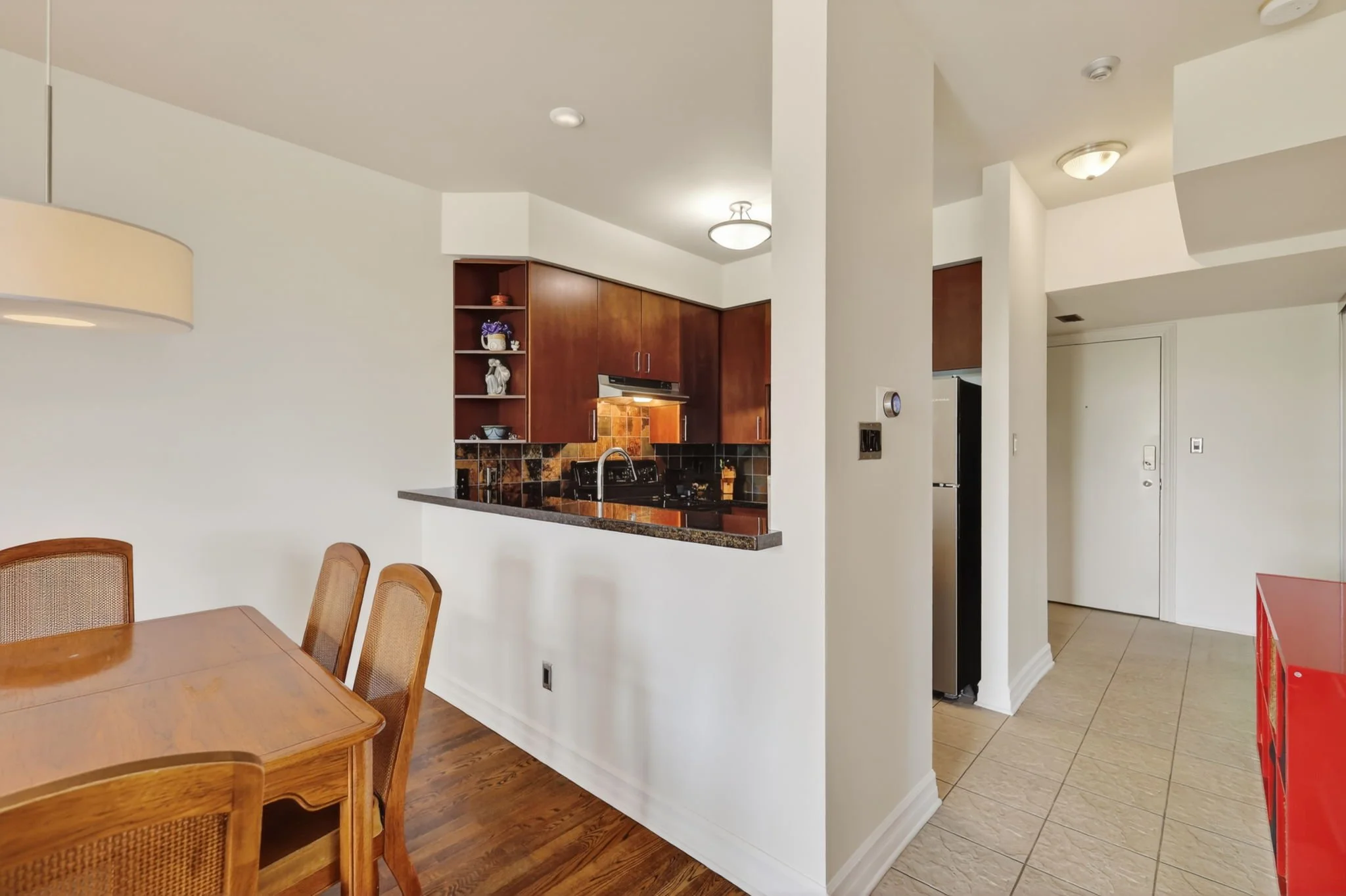 10-web-or-mls-711-churchill-ave-n-401.jpg