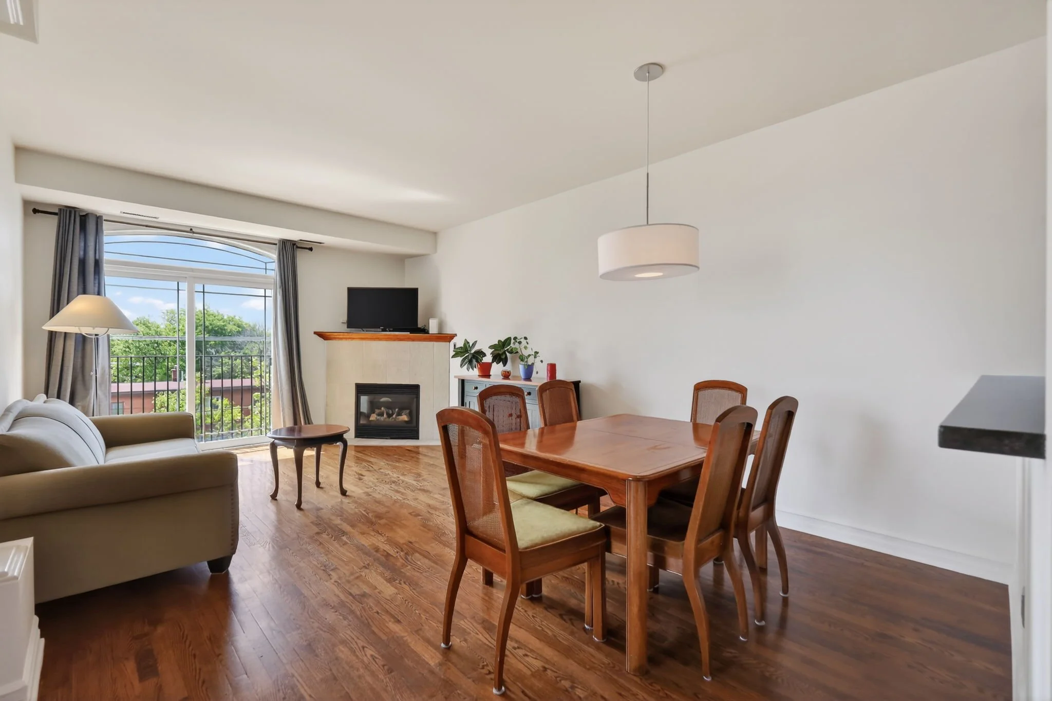 11-web-or-mls-711-churchill-ave-n-401.jpg