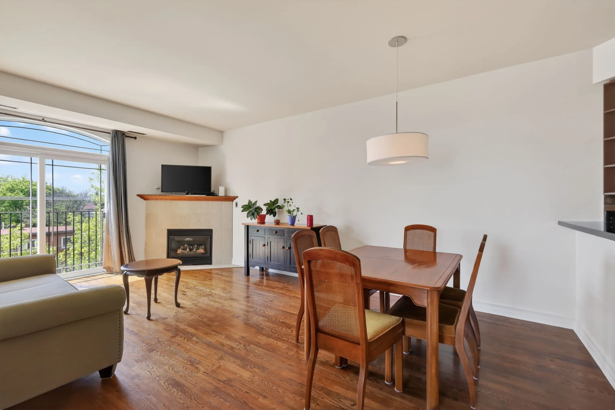 12-web-or-mls-711-churchill-ave-n-401.jpg