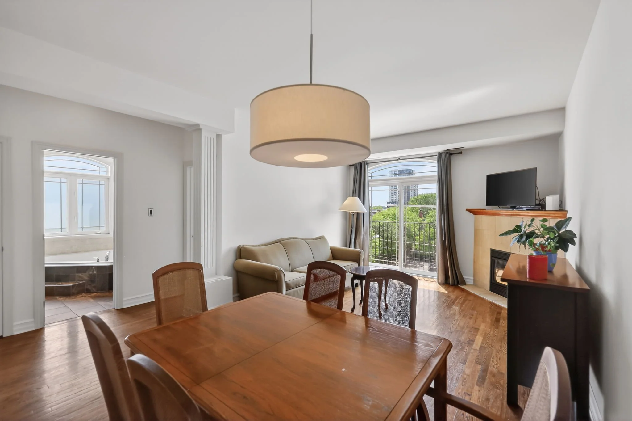 13-web-or-mls-711-churchill-ave-n-401.jpg