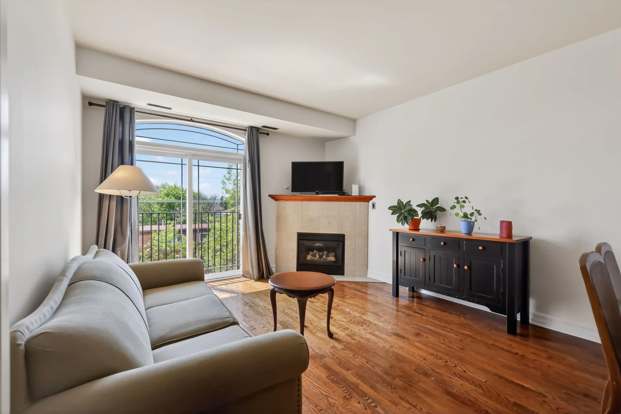 14-web-or-mls-711-churchill-ave-n-401.jpg