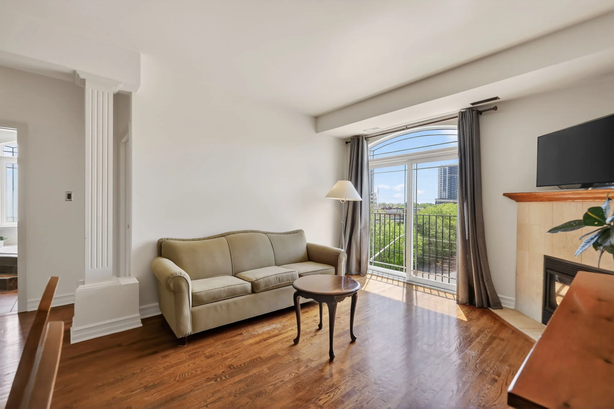 15-web-or-mls-711-churchill-ave-n-401.jpg