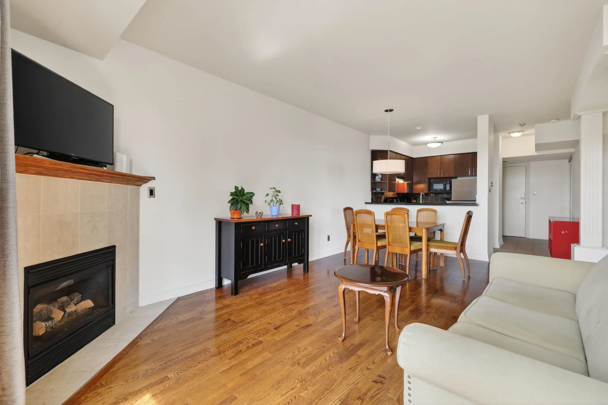 17-web-or-mls-711-churchill-ave-n-401.jpg