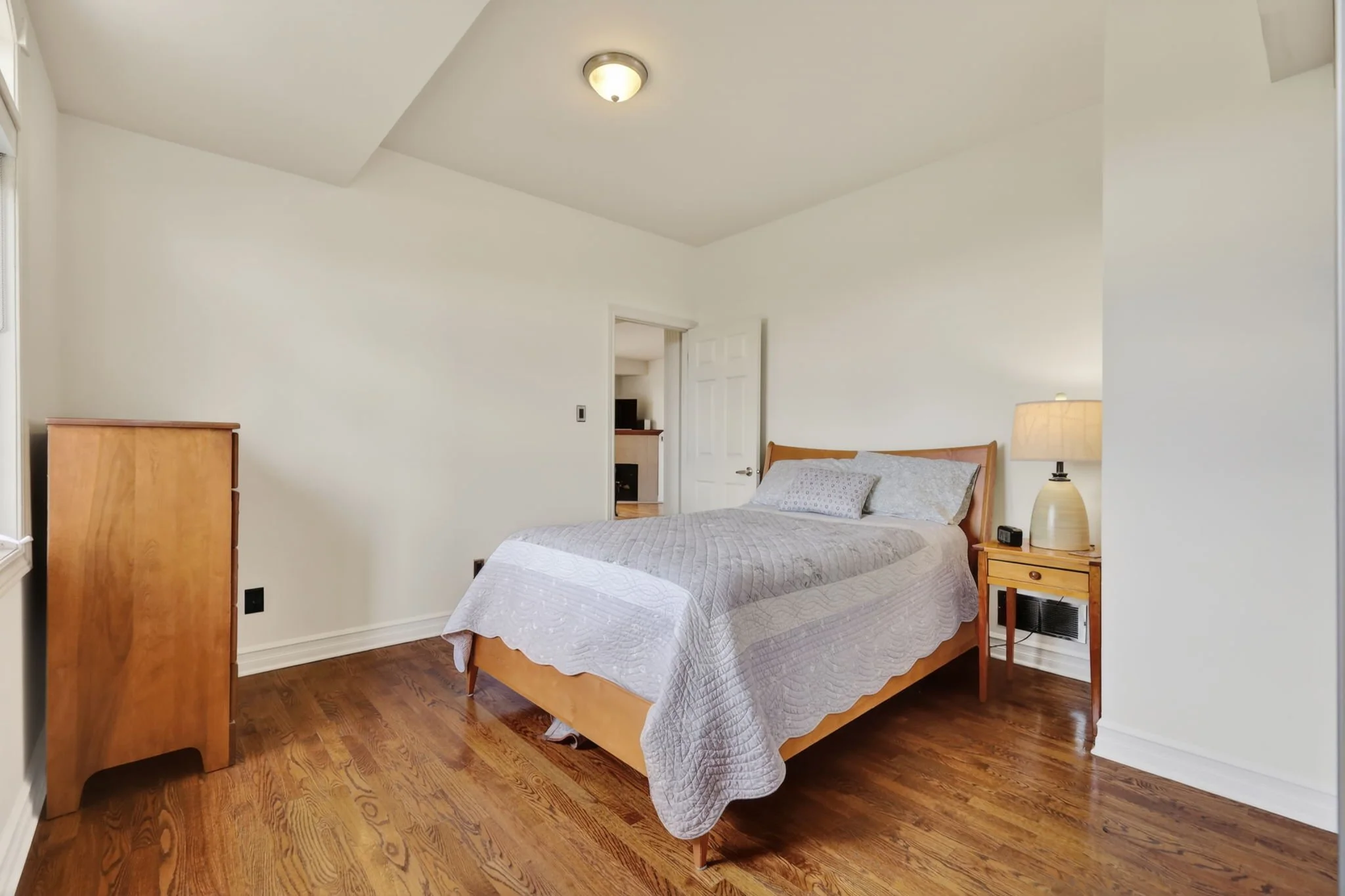 20-web-or-mls-711-churchill-ave-n-401.jpg