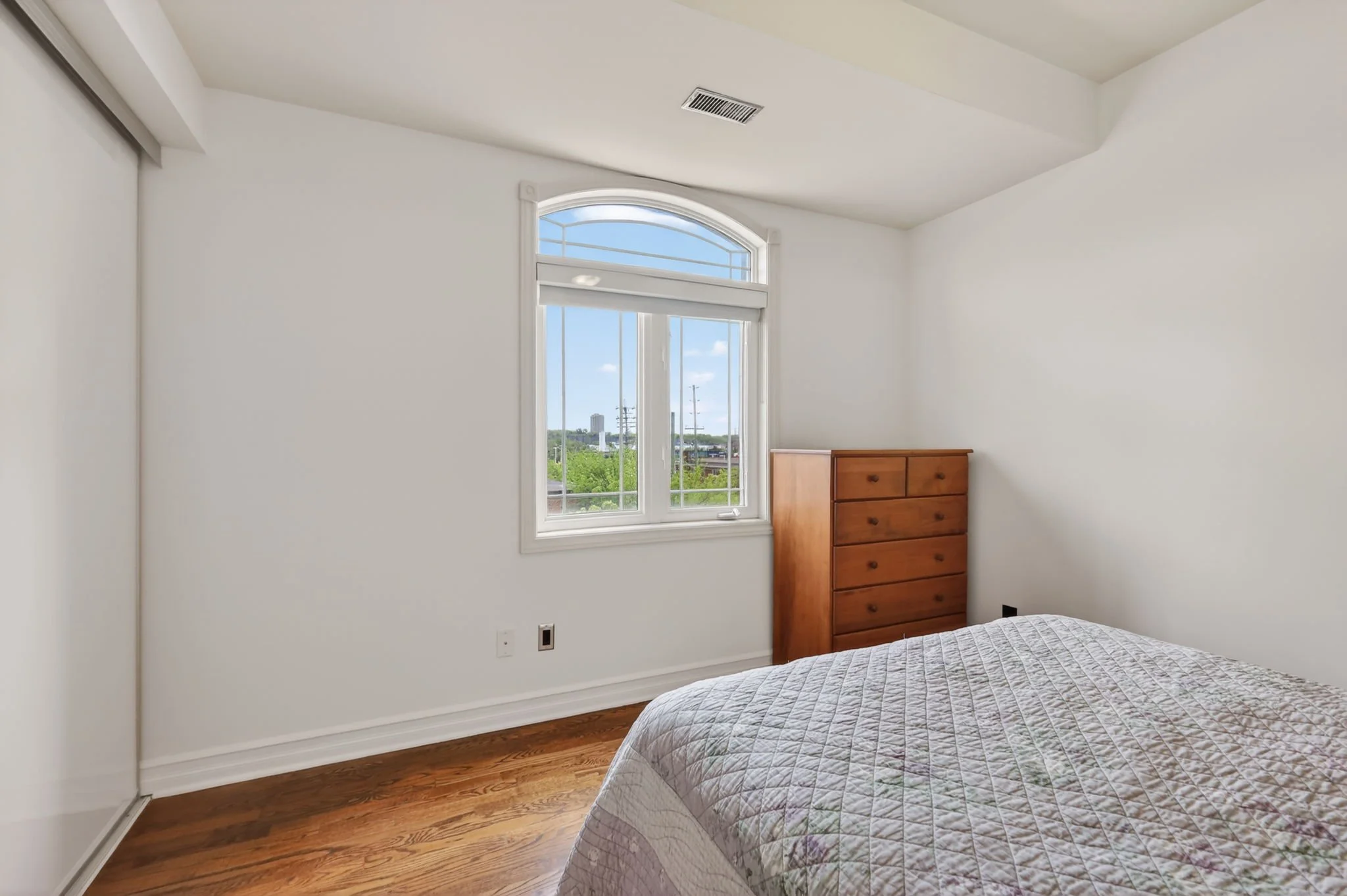 21-web-or-mls-711-churchill-ave-n-401.jpg