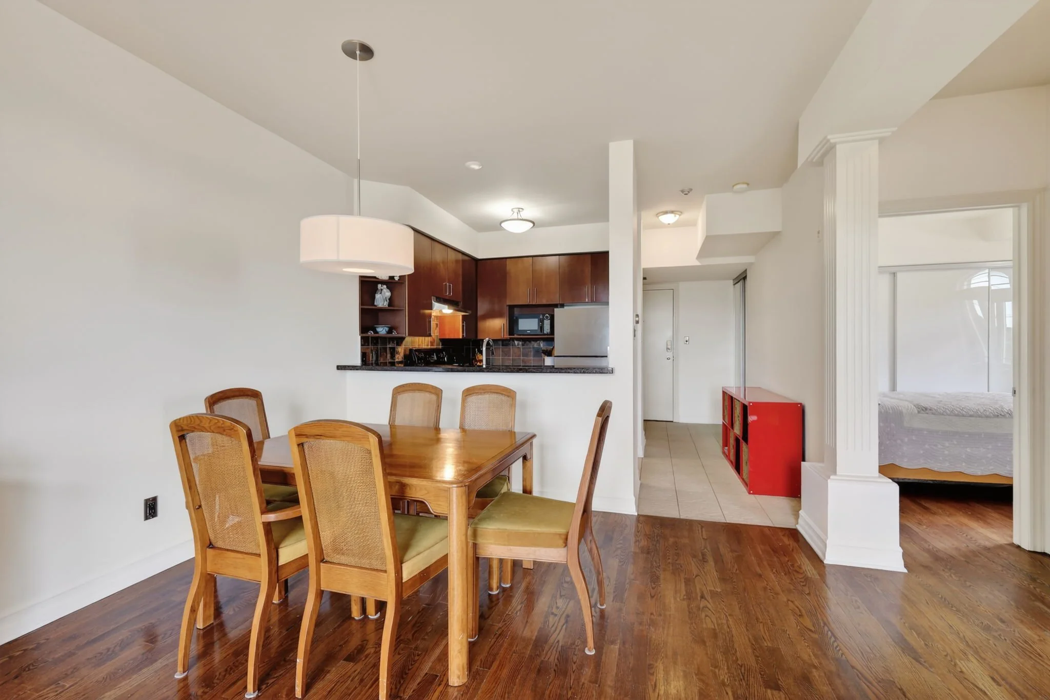 22-web-or-mls-711-churchill-ave-n-401.jpg