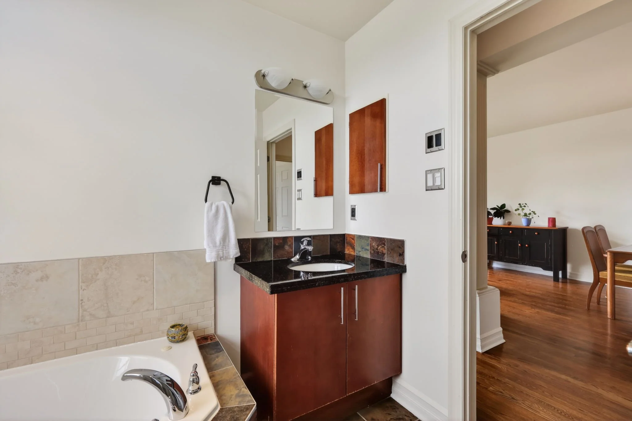 23-web-or-mls-711-churchill-ave-n-401.jpg