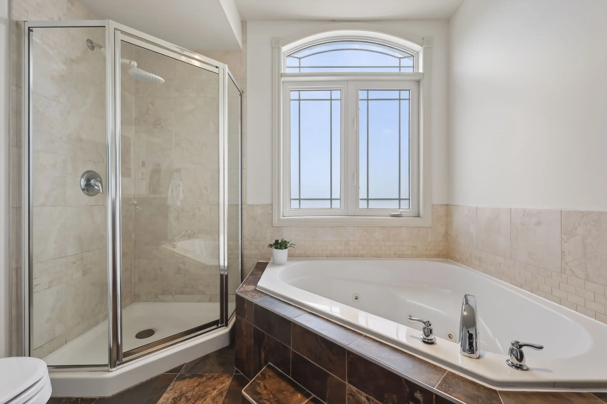 24-web-or-mls-711-churchill-ave-n-401.jpg
