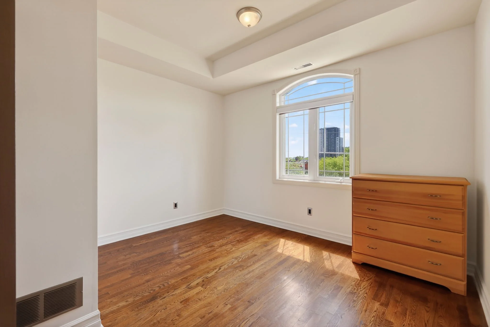 25-web-or-mls-711-churchill-ave-n-401.jpg