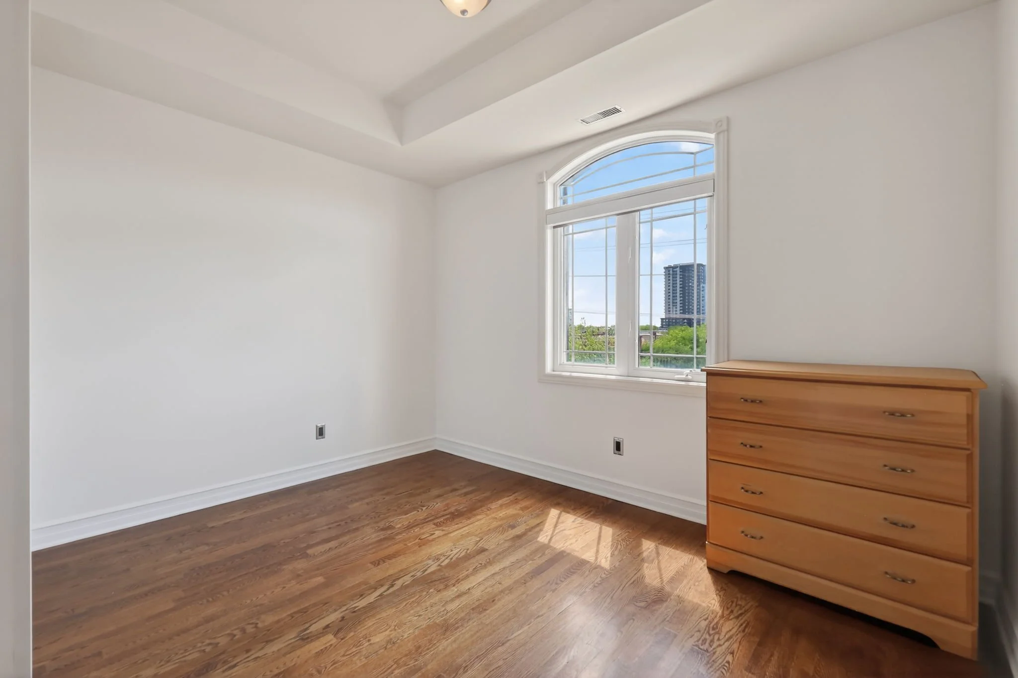 26-web-or-mls-711-churchill-ave-n-401.jpg