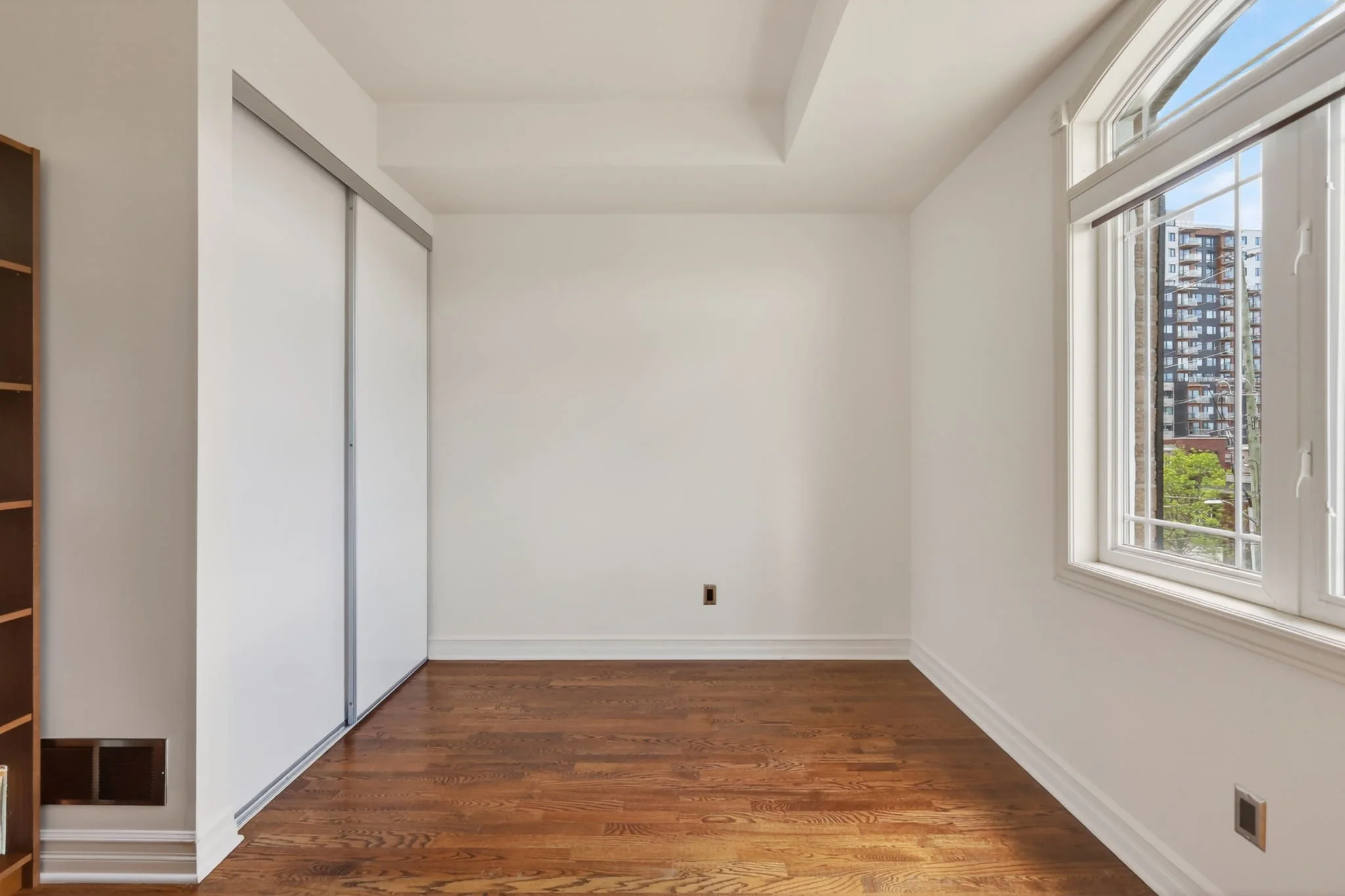 27-web-or-mls-711-churchill-ave-n-401.jpg