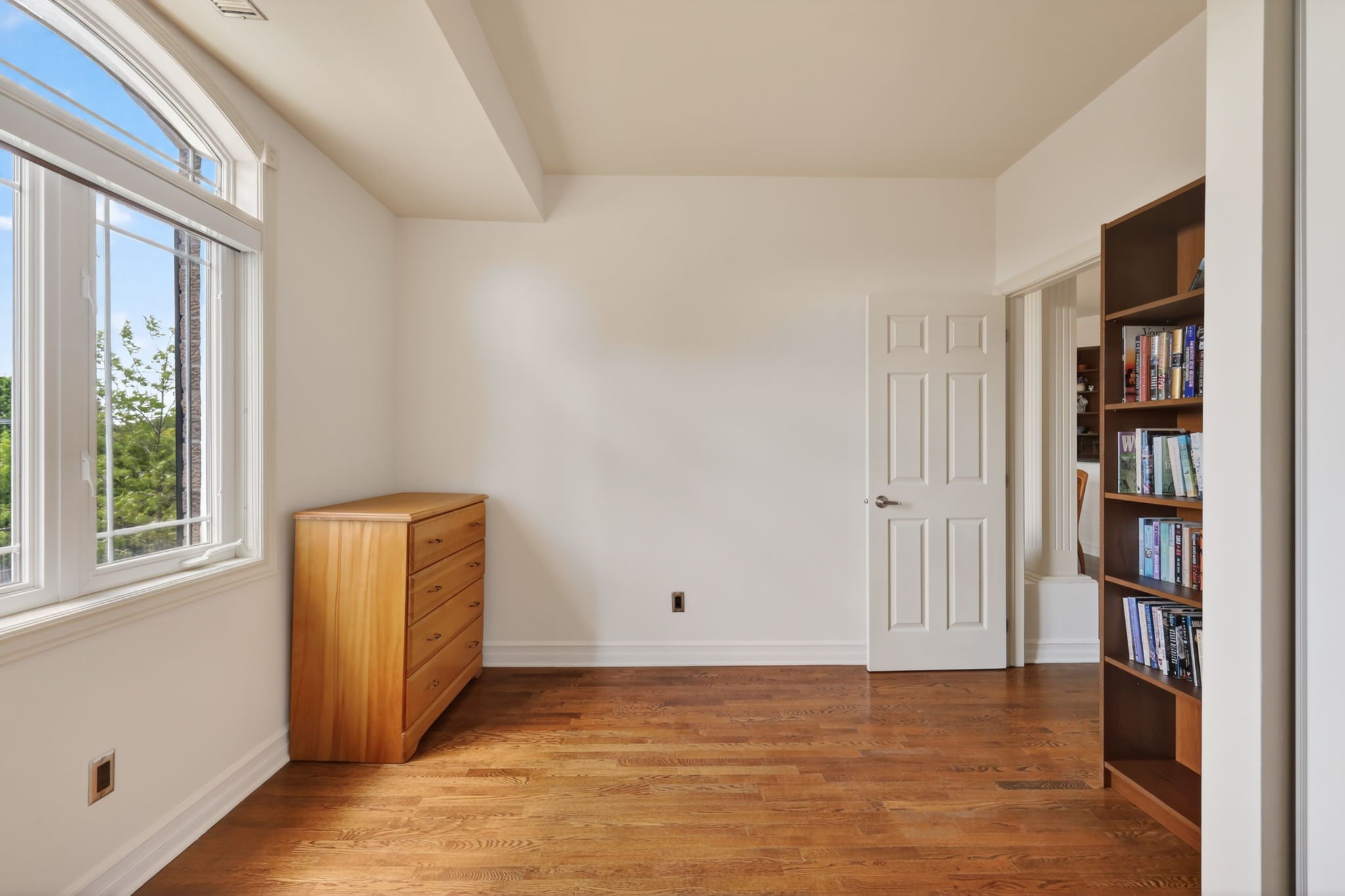 28-web-or-mls-711-churchill-ave-n-401.jpg