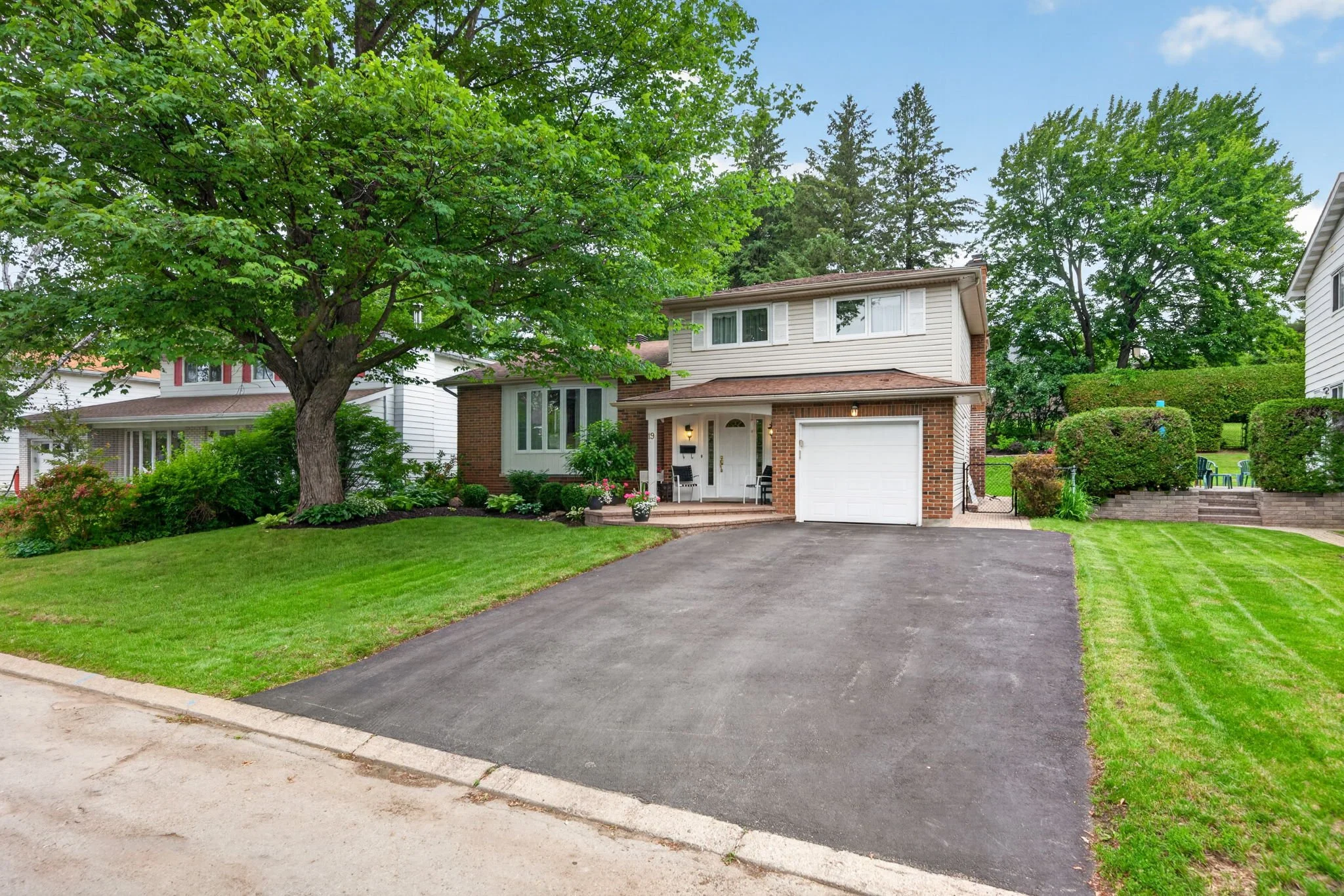 3-web-or-mls-19-woodhill-crescent.jpg