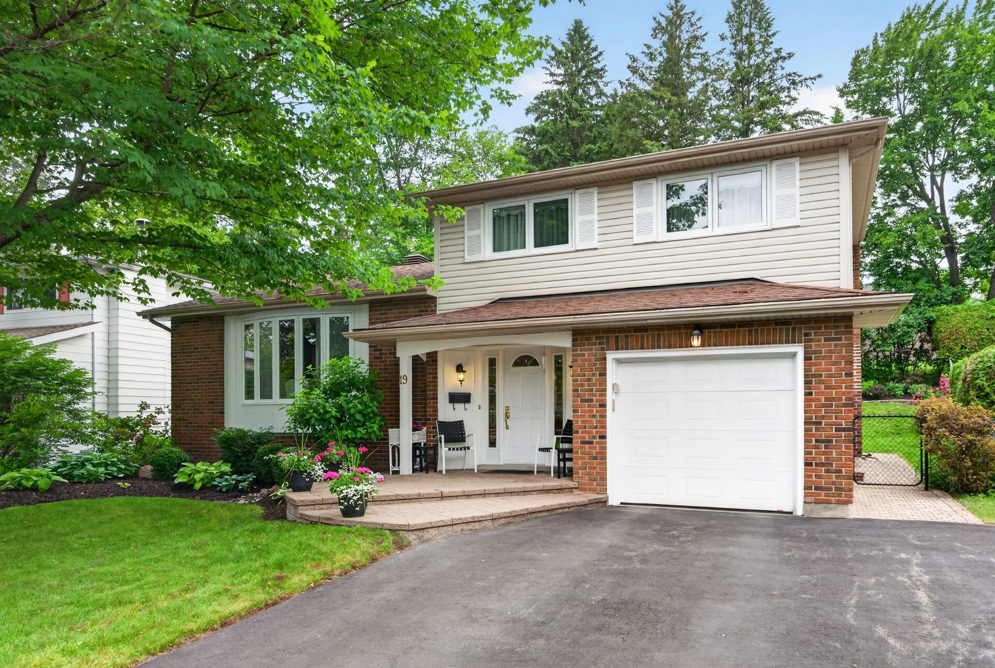 2-web-or-mls-19-woodhill-crescent.jpg
