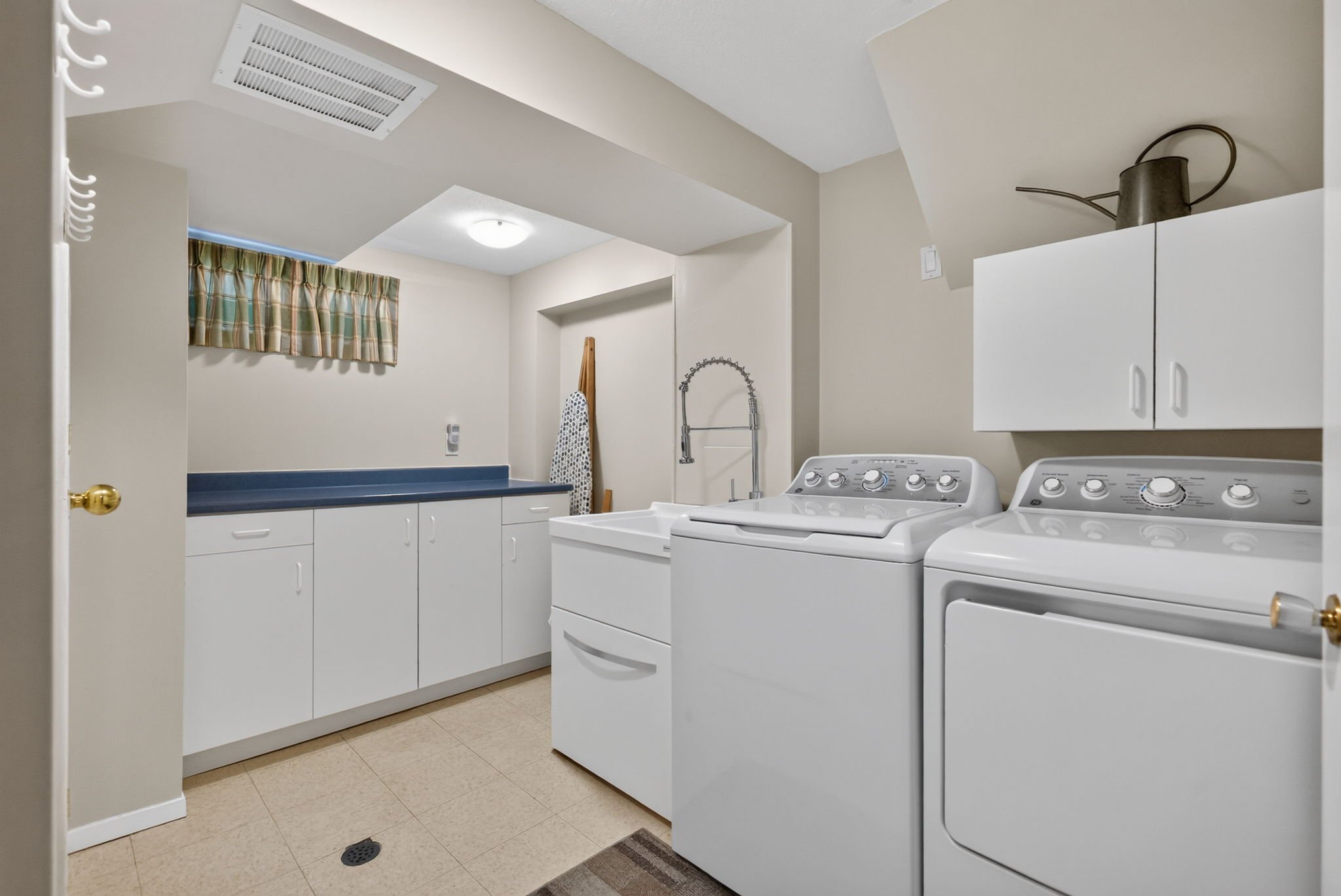 36-web-or-mls-19-woodhill-crescent.jpg