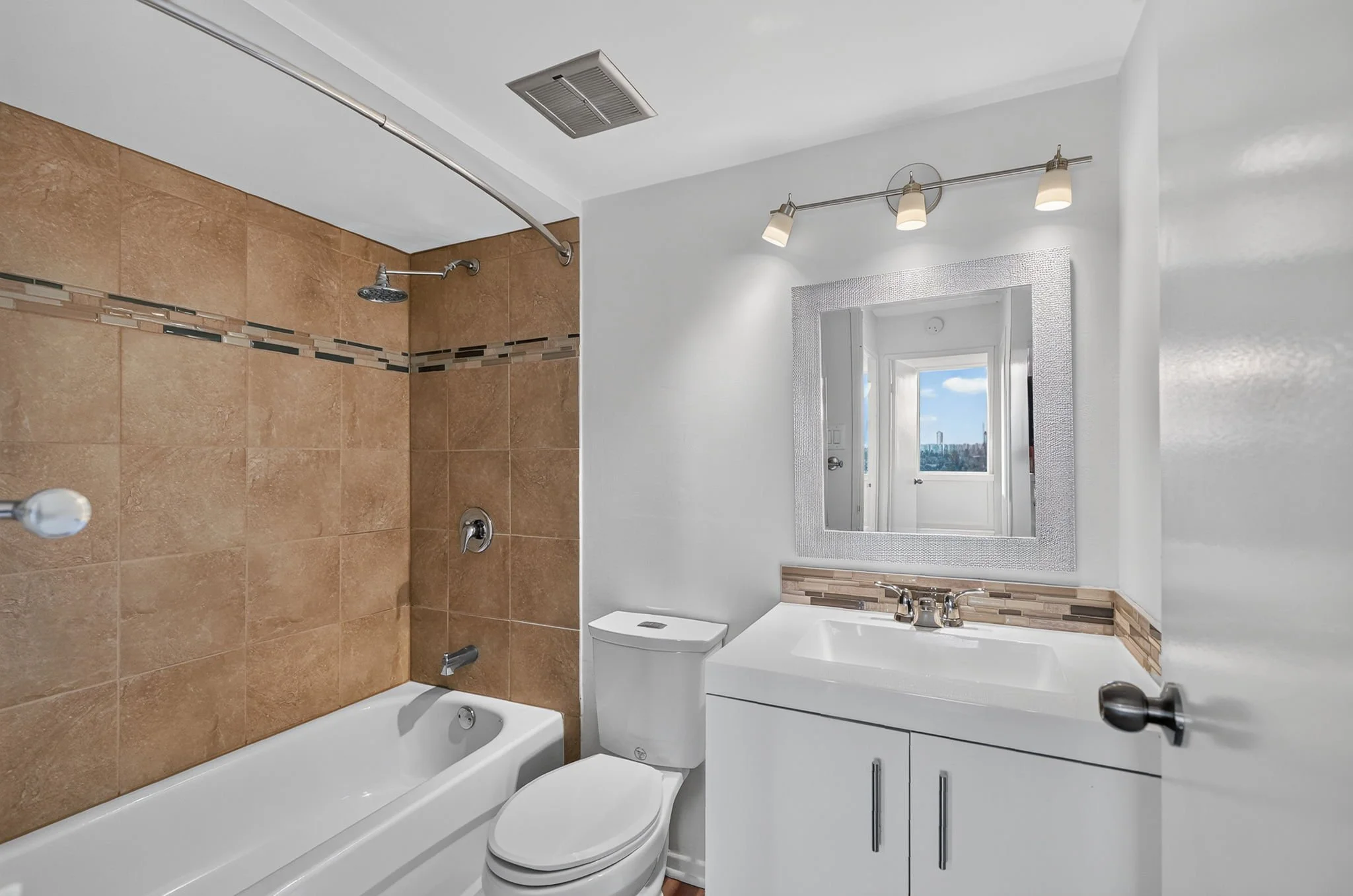 28-web-or-mls-2625-regina-st-1102.jpg