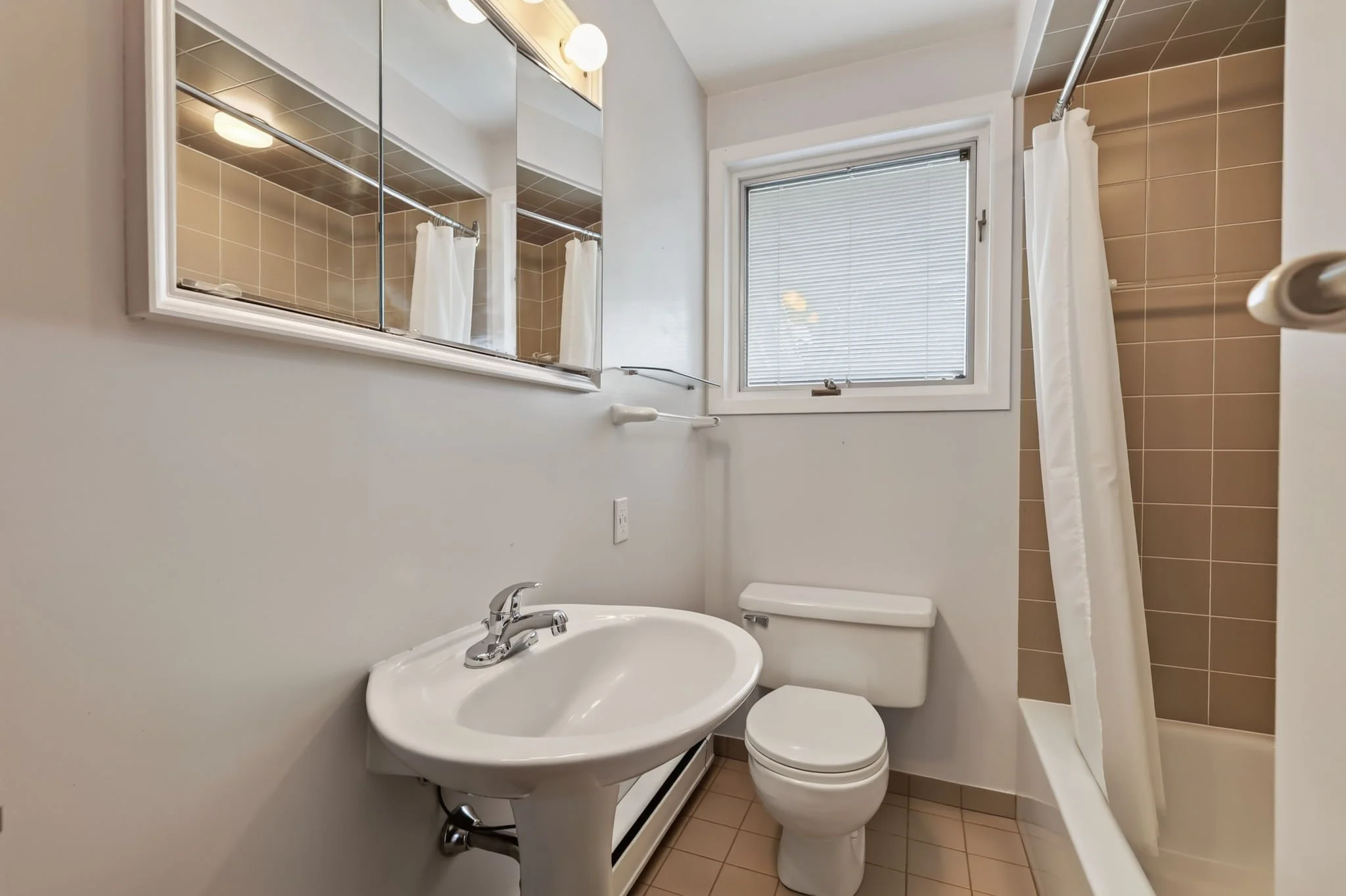 35-web-or-mls-1228-henry-farm-dr.jpg
