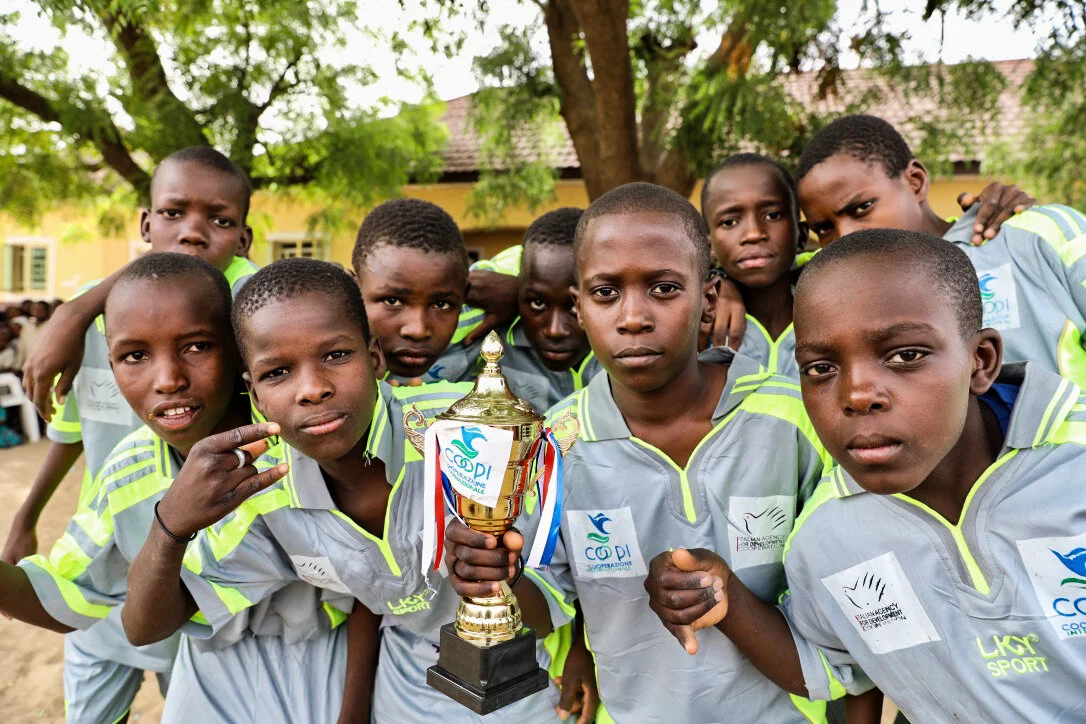 Winners of students football game organized by the Italian NGO pose for a photo. (Photographed for Cooperazione Internazionale)