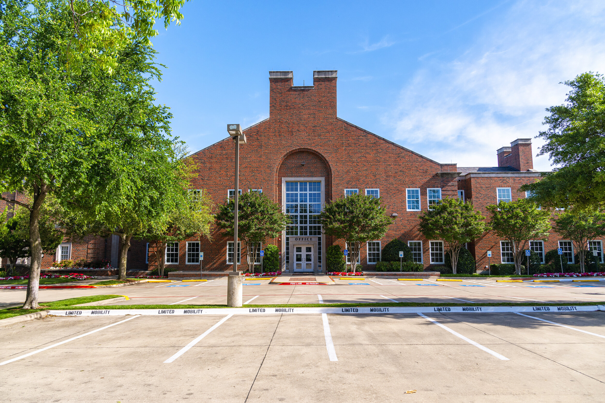  Preston Hollow Presbyterian Church, a Sunday, 9:53 a.m. 