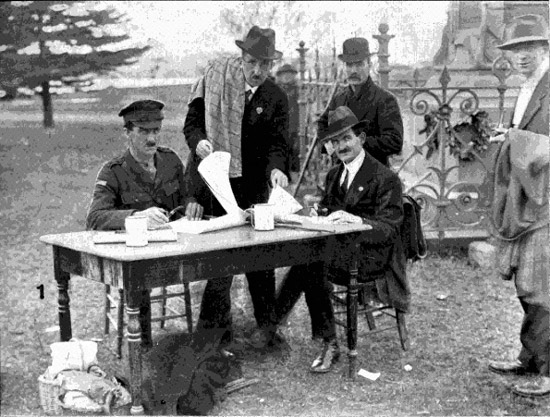   Sgt Foster and Committee by the Boer War Memorial, 22/6/1918.  [Tasmanian Mail 27th June 1918 p19] 