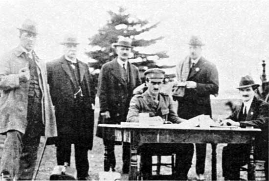   Sgt Foster MHA (seated in cap) and the Committee, 22/6/1918.  [Weekly Courier 27th June 1918 p23] 