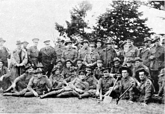   Returned soldiers helping out, 22/6/1918.  [Weekly Courier 27th June 1918 p23] 