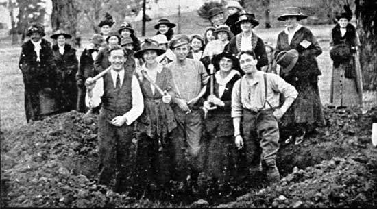   Group of workers who assisted with the digging of holes for the Soldiers Avenue, 29/6/1918.  [Tasmanian Mail 4th July 1918 p19] 