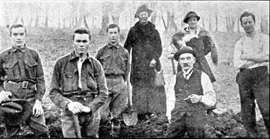   Group of workers who assisted with the digging of holes for the Soldiers Avenue, 29/6/1918.  [Tasmanian Mail 4th July 1918 p19] 