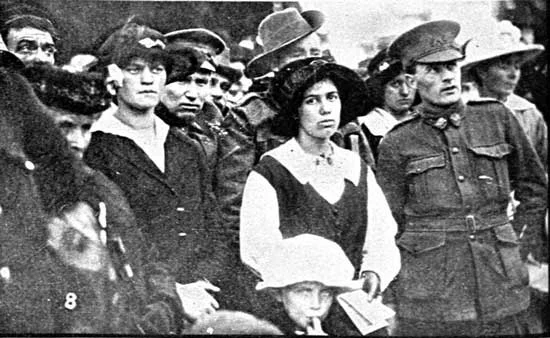   Shot of the Crowd listening to speeches.  [Tasmanian Mail 8th August 1918 p18] 