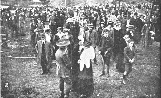   Crowd shot from the stand.  [Tasmanian Mail 8th August 1918 p18] 
